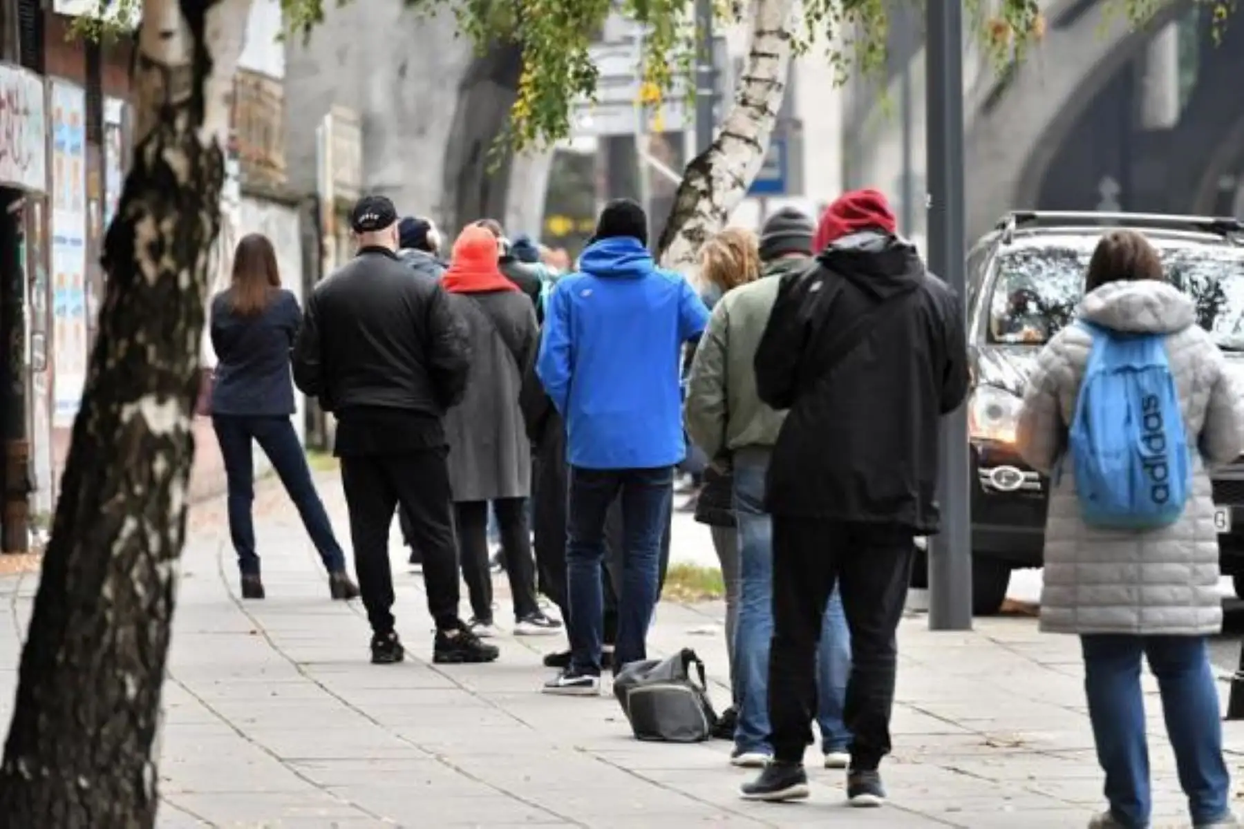 Personas hacen cola a la entrada del laboratorio de pruebas COVID-19 en Varsovia, Polonia .Foto: EFE