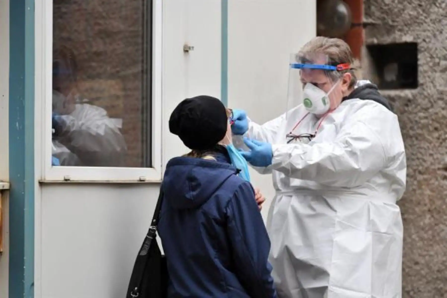 Un personal médico polaco trabaja en el laboratorio de pruebas COVID-19 en Varsovia, Polonia. El número de casos confirmados de coronavirus en Polonia ha aumentado. Foto: EFE