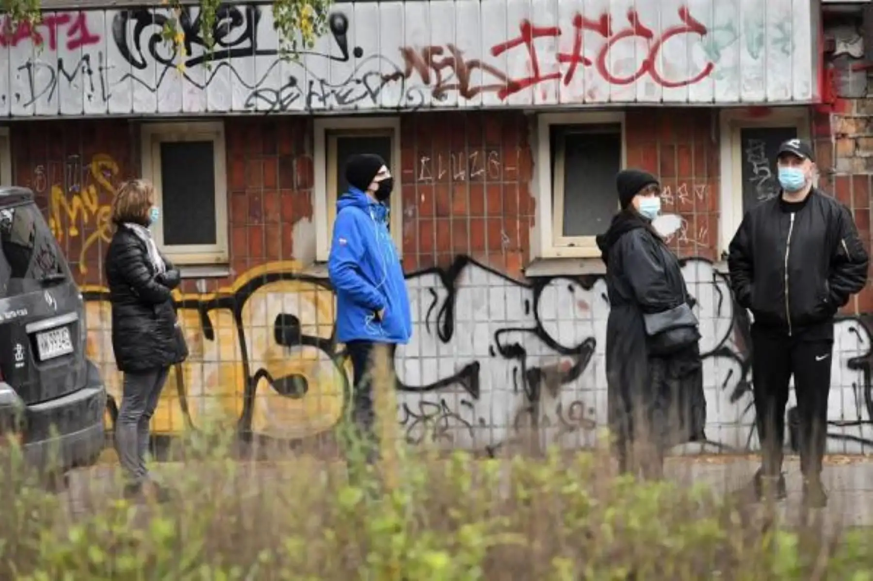 Personas hacen cola a la entrada del laboratorio de pruebas COVID-19 en Varsovia, Polonia. Foto: EFE