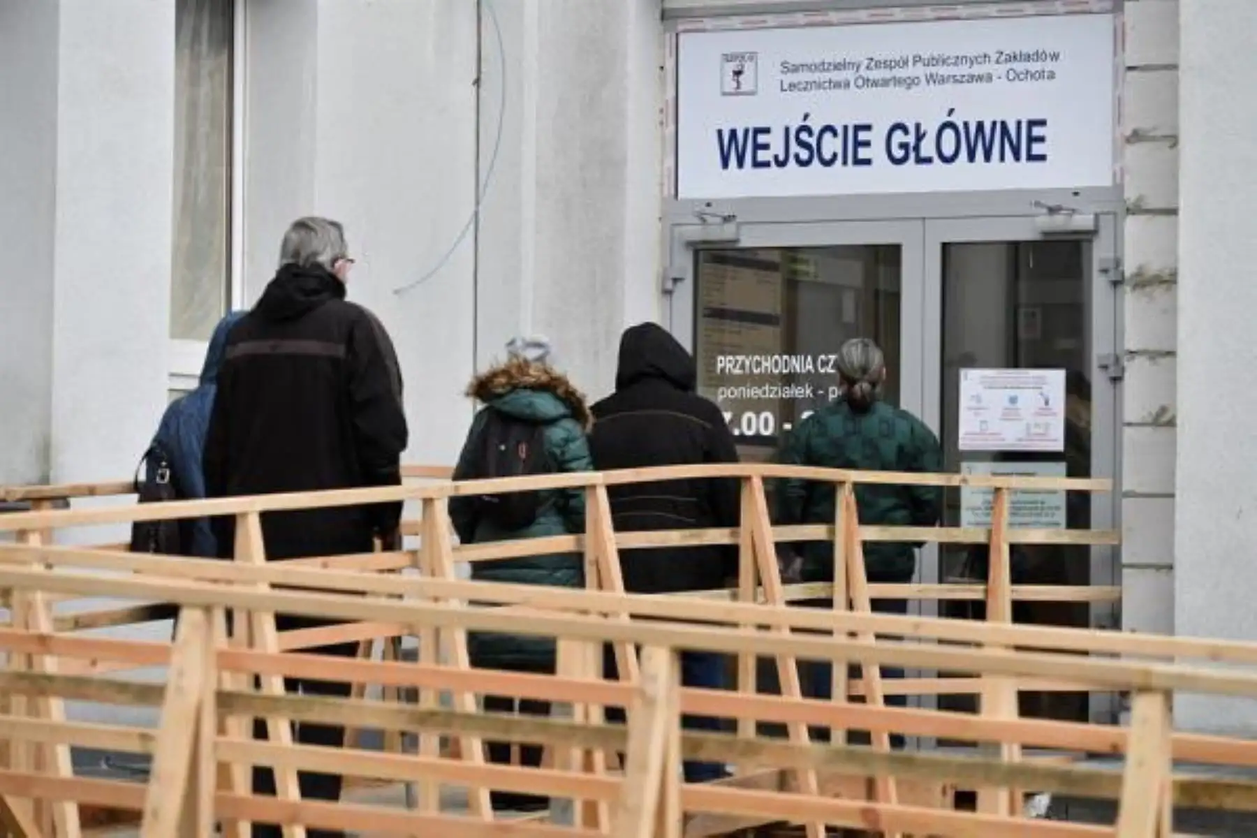 Personas hacen cola a la entrada del laboratorio de pruebas COVID-19 en Varsovia, Polonia. El número de casos confirmados de coronavirus en Polonia ha aumentado desde el 14 de octubre en 8.099 nuevas infecciones , y llegó a 149.903, dijo el Ministerio de Salud de Polonia. Foto: EFE