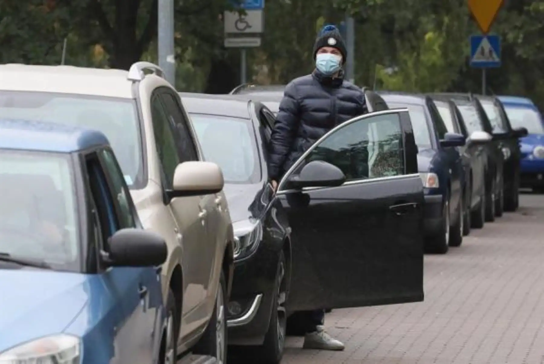 Los conductores se alinean en sus autos en la entrada de un laboratorio de pruebas COVID-19 en Varsovia, Polonia. Foto:EFE
