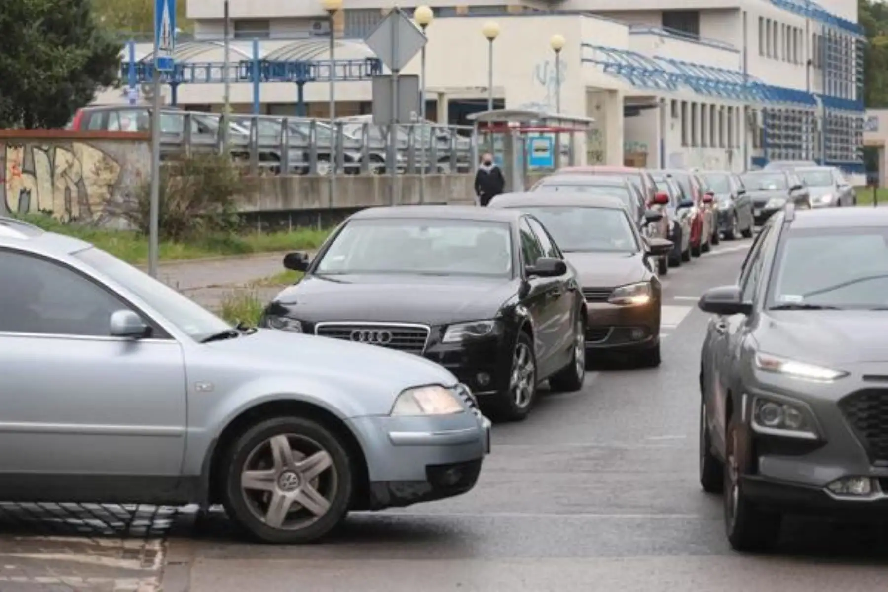 Los conductores se alinean en sus autos en la entrada de un laboratorio de pruebas COVID-19 en Varsovia, Polonia. Foto: EFE