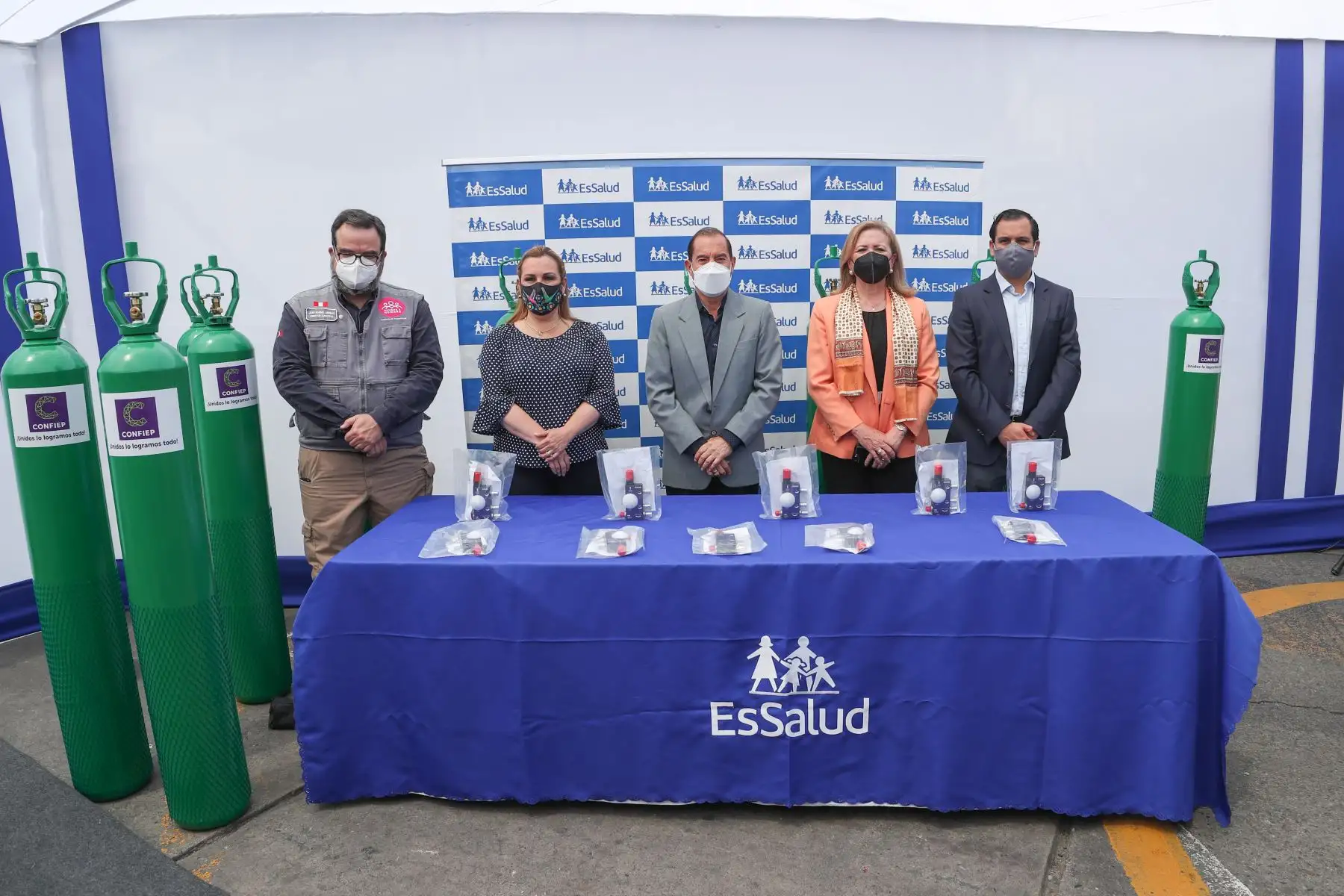 Premier Martos presidió ceremonia de entrega de balones de oxígeno donados por la Confiep a Essalud. Foto: PCM