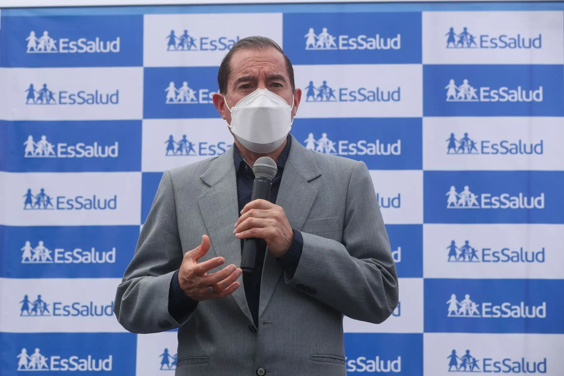 Premier Martos presidió ceremonia de entrega de balones de oxígeno donados por la Confiep a Essalud. Foto: PCM