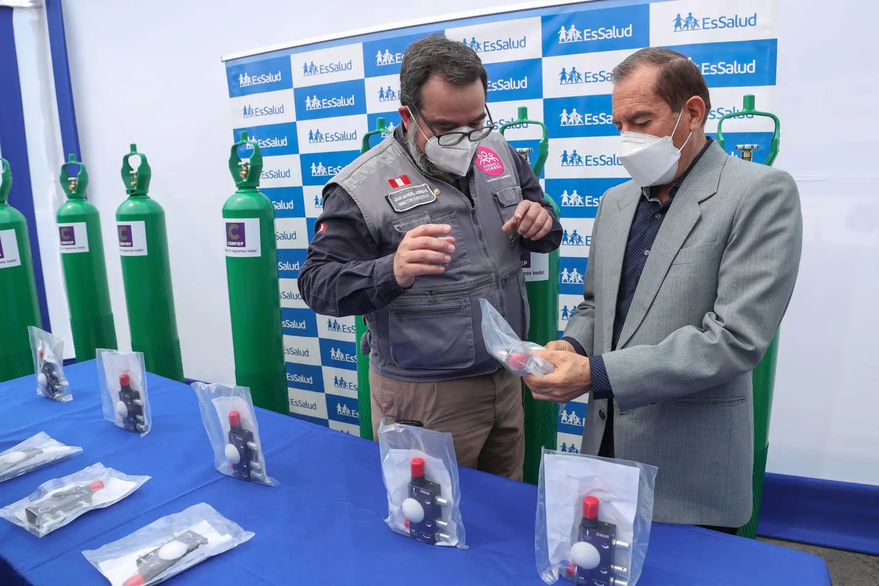 Premier Martos presidió ceremonia de entrega de balones de oxígeno donados por la Confiep a Essalud. Foto: PCM