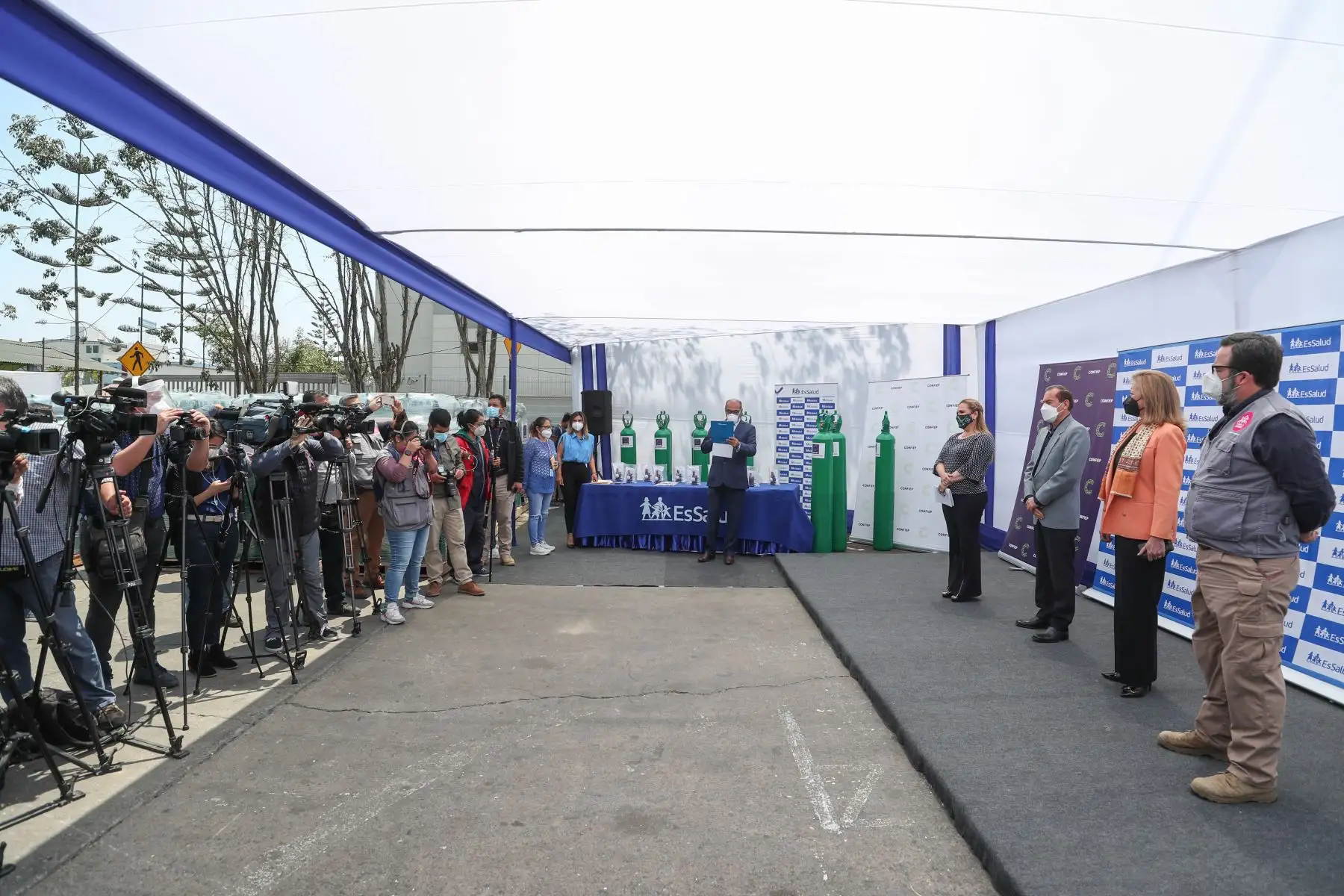 Premier Martos presidió ceremonia de entrega de balones de oxígeno donados por la Confiep a Essalud. Foto: PCM