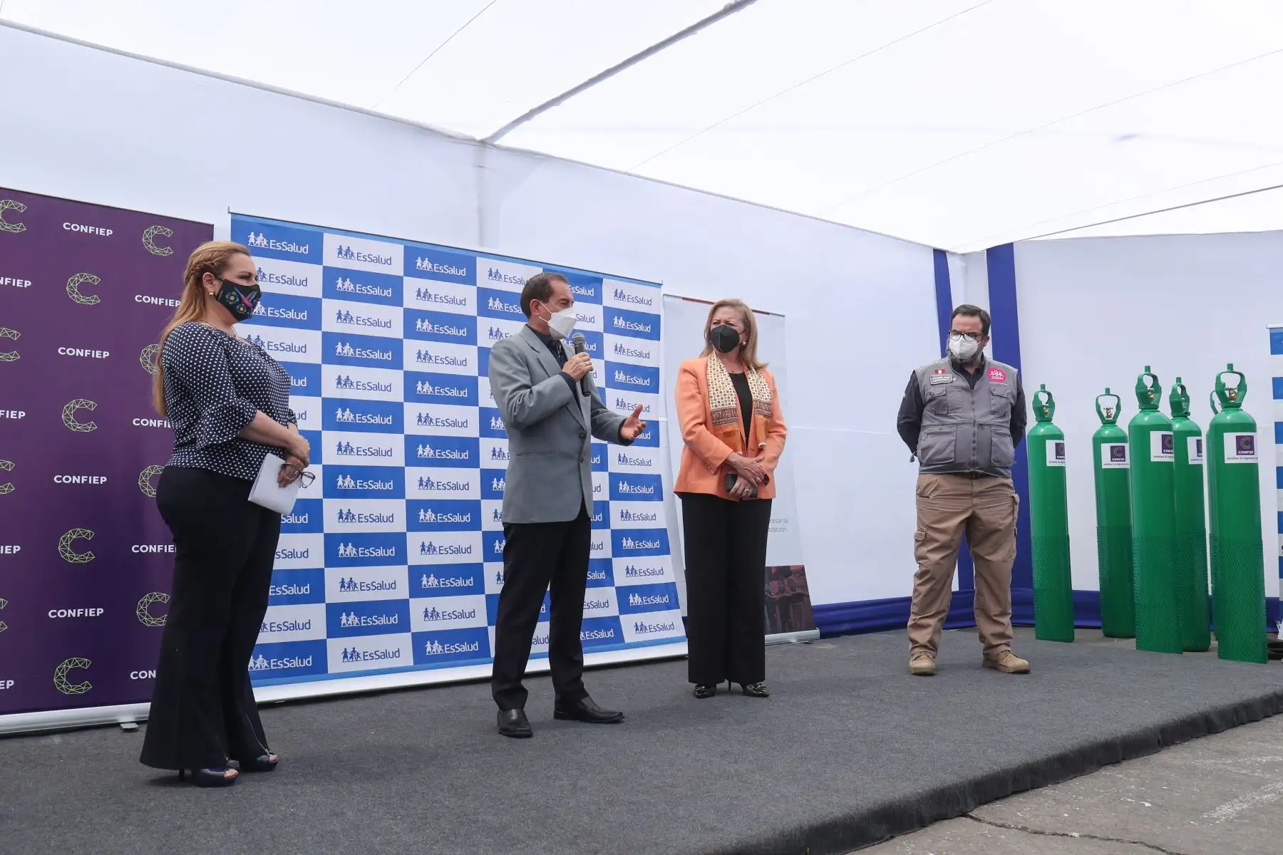 Premier Martos presidió ceremonia de entrega de balones de oxígeno donados por la Confiep a Essalud. Foto: PCM