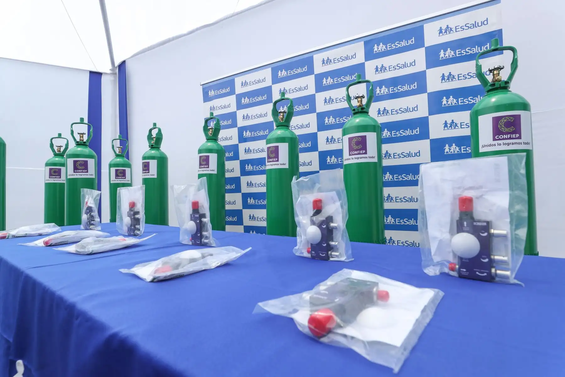 Premier Martos presidió ceremonia de entrega de balones de oxígeno donados por la Confiep a Essalud. Foto: PCM