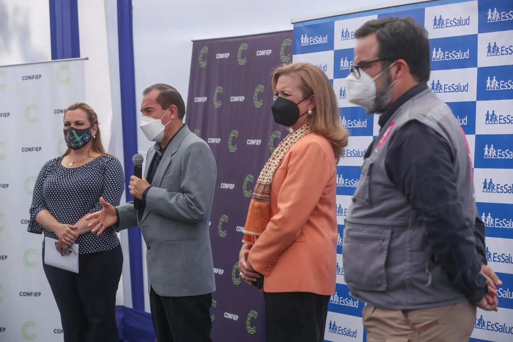 Premier Martos presidió ceremonia de entrega de balones de oxígeno donados por la Confiep a Essalud. Foto: PCM