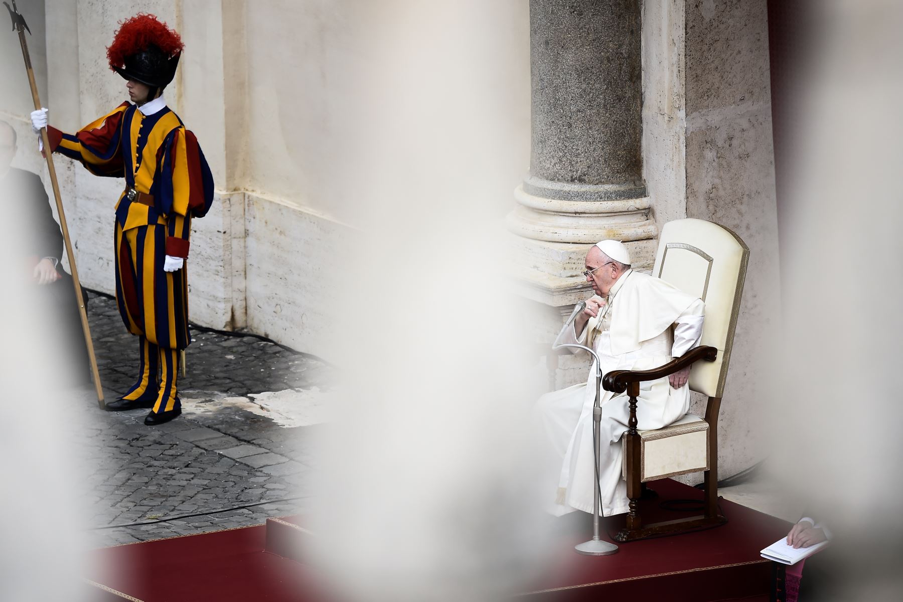 El ejército más antiguo del mundo suele brindar protección durante las misas papales, vigila los accesos al Vaticano y garantiza la seguridad del papa Francisco, de 83 años. Foto: AFP.