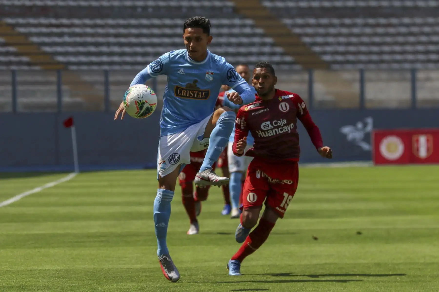 Universitario y Sporting Cristal se enfrentan en el Estadio Nacional por la penúltima fecha del Torneo Apertura. Foto: Liga 1