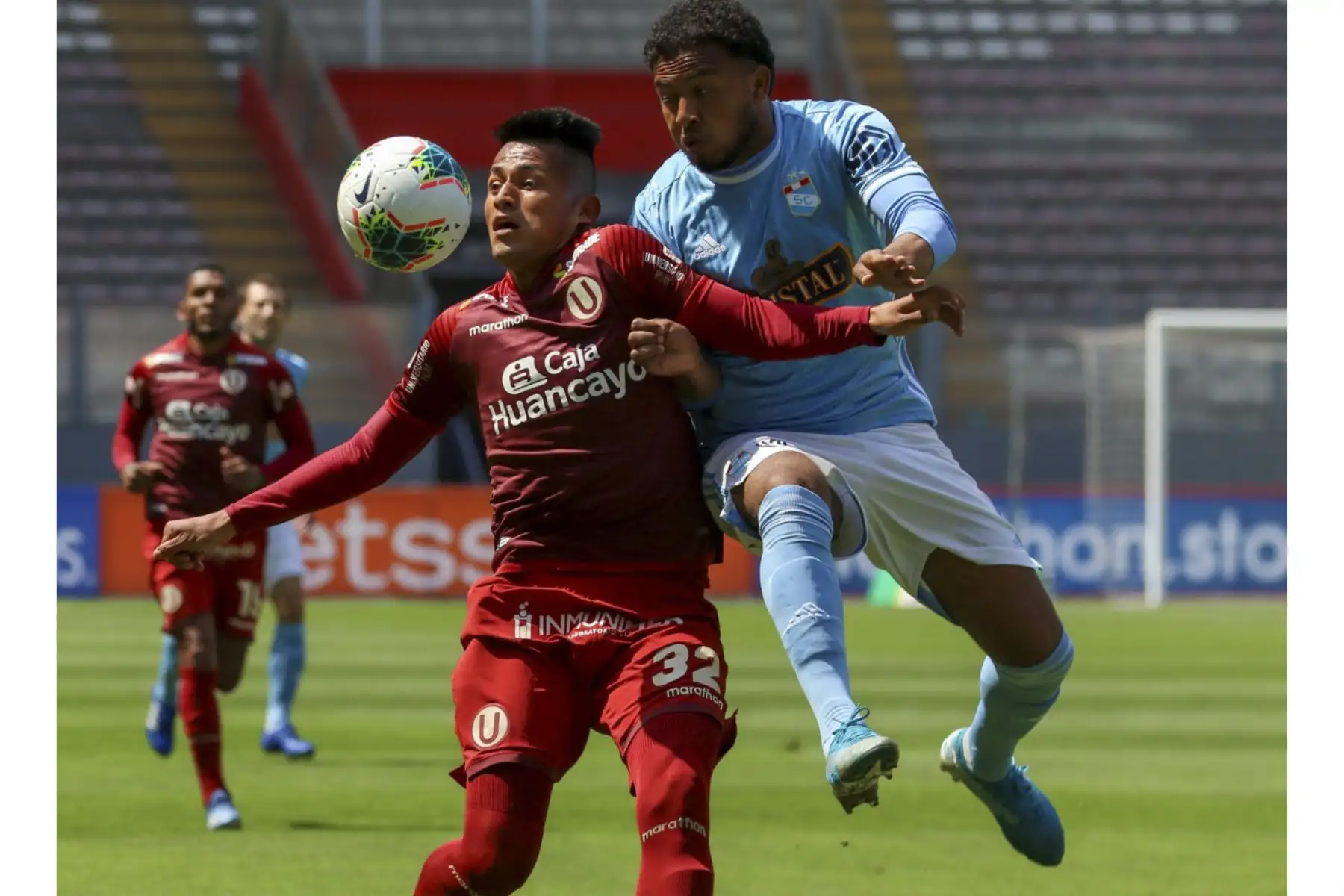 Universitario y Sporting Cristal se enfrentan en el Estadio Nacional por la penúltima fecha del Torneo Apertura. Foto: Liga 1