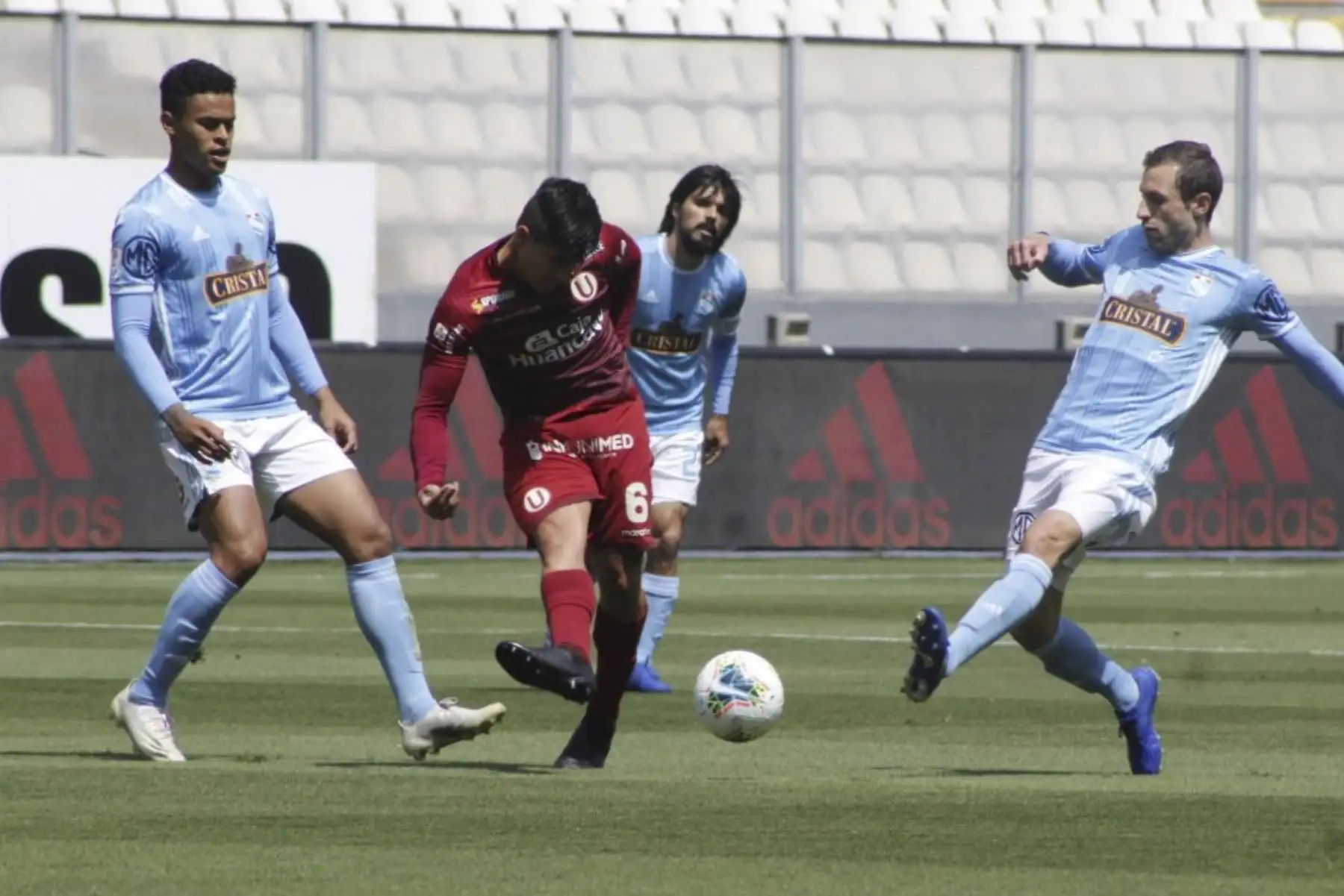 Universitario y Sporting Cristal se enfrentan en el Estadio Nacional por la penúltima fecha del Torneo Apertura. Foto: Liga 1