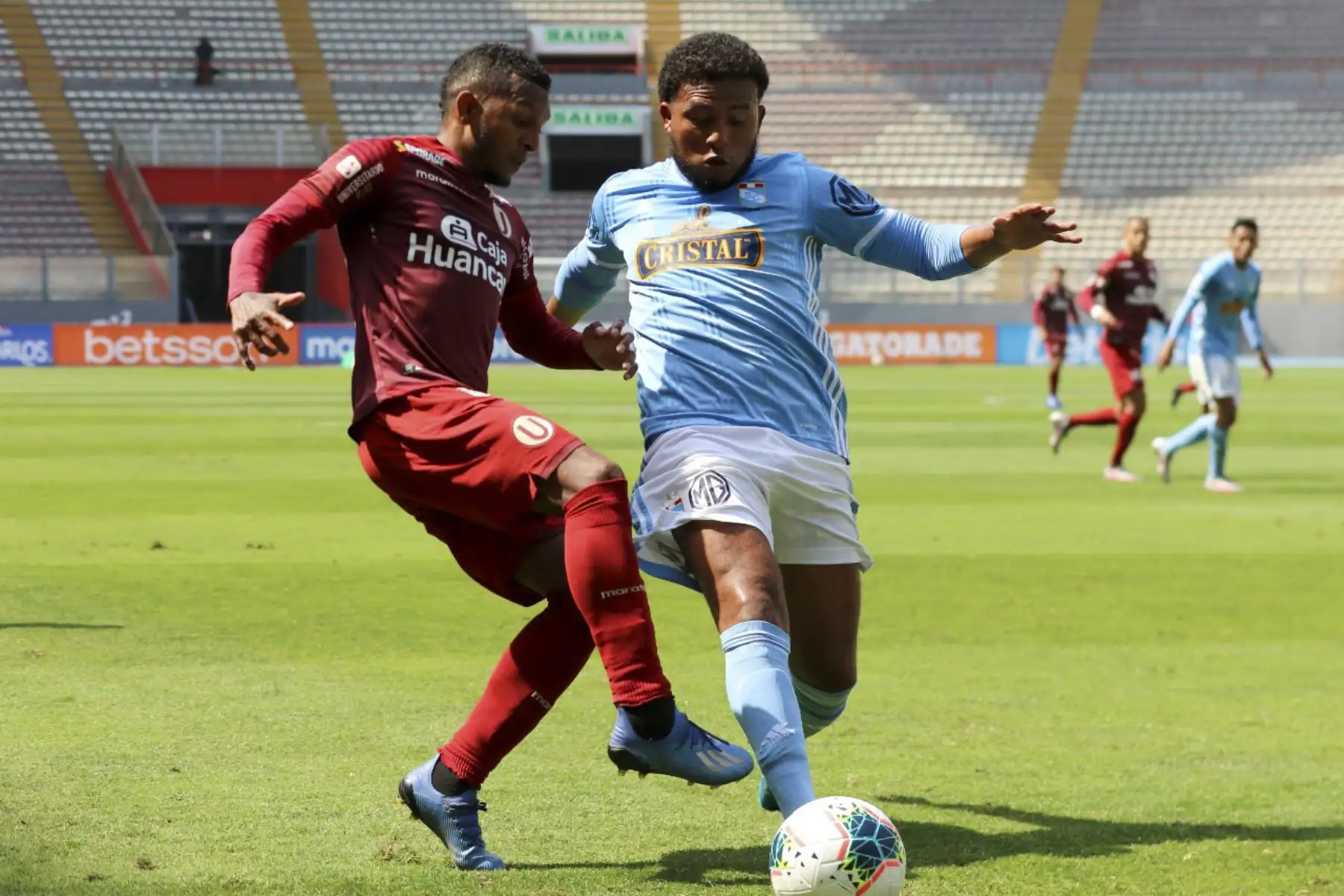 Universitario y Sporting Cristal se enfrentan en el Estadio Nacional por la penúltima fecha del Torneo Apertura. Foto: Liga 1