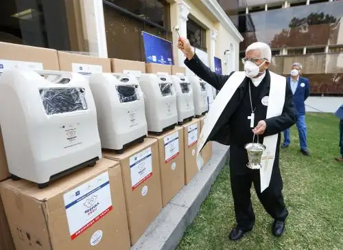 Los 130 concentradores de oxigenoterapia entregados por Respira Perú fueron bendecidos por el presidente de la Conferencia Episcopal Peruana, Miguel Cabrejos.
