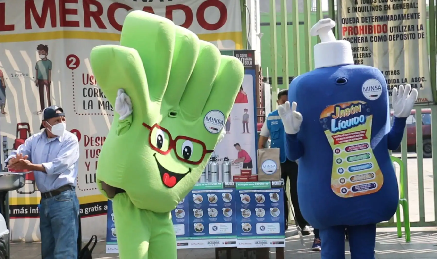 En el Día Mundial dia del lavado de manos, personal del Minsa estuvo en San Juan de Lurigancho para recordar a la ciudadanía sobre la importancia de lavarse las manos frecuentemente y así prevenir el contagio de la COVID-19 y otras enfermedades. Foto: Minsa
