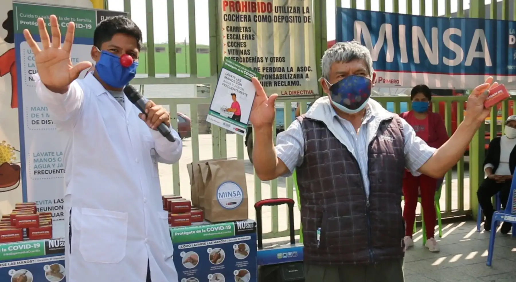 En el Día Mundial dia del lavado de manos, personal del Minsa estuvo en San Juan de Lurigancho para recordar a la ciudadanía sobre la importancia de lavarse las manos frecuentemente y así prevenir el contagio de la COVID-19 y otras enfermedades. Foto: Minsa