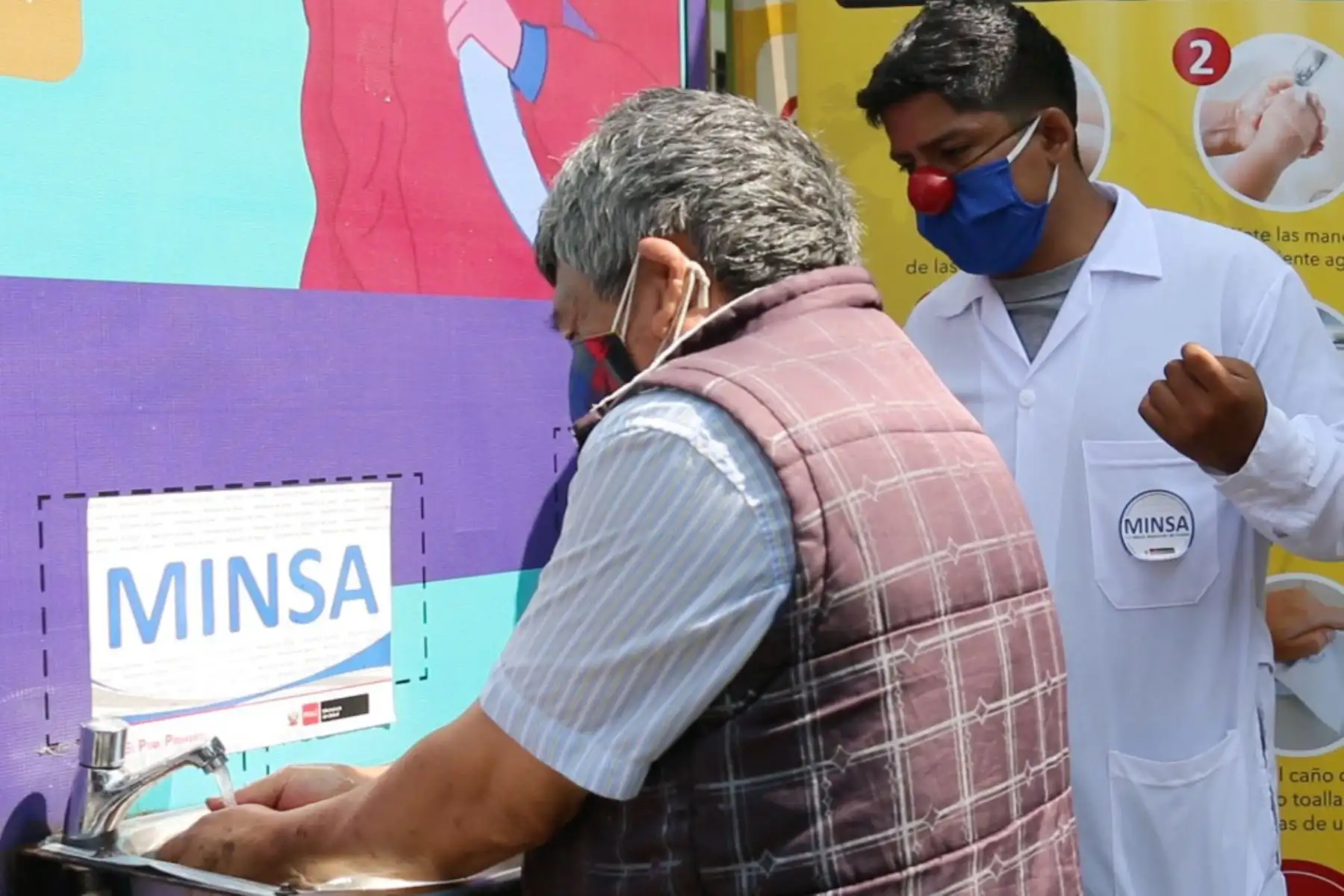 En el Día Mundial dia del lavado de manos, personal del Minsa estuvo en San Juan de Lurigancho para recordar a la ciudadanía sobre la importancia de lavarse las manos frecuentemente y así prevenir el contagio de la COVID-19 y otras enfermedades. Foto: Minsa