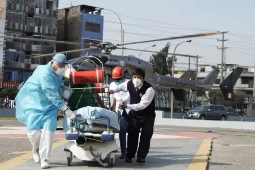 Helicóptero de la PNP trasladó a hombre que cayó de un cerro en el distrito de Puente Piedra al hospital Unanue. Foto: ANDINA/Minsa