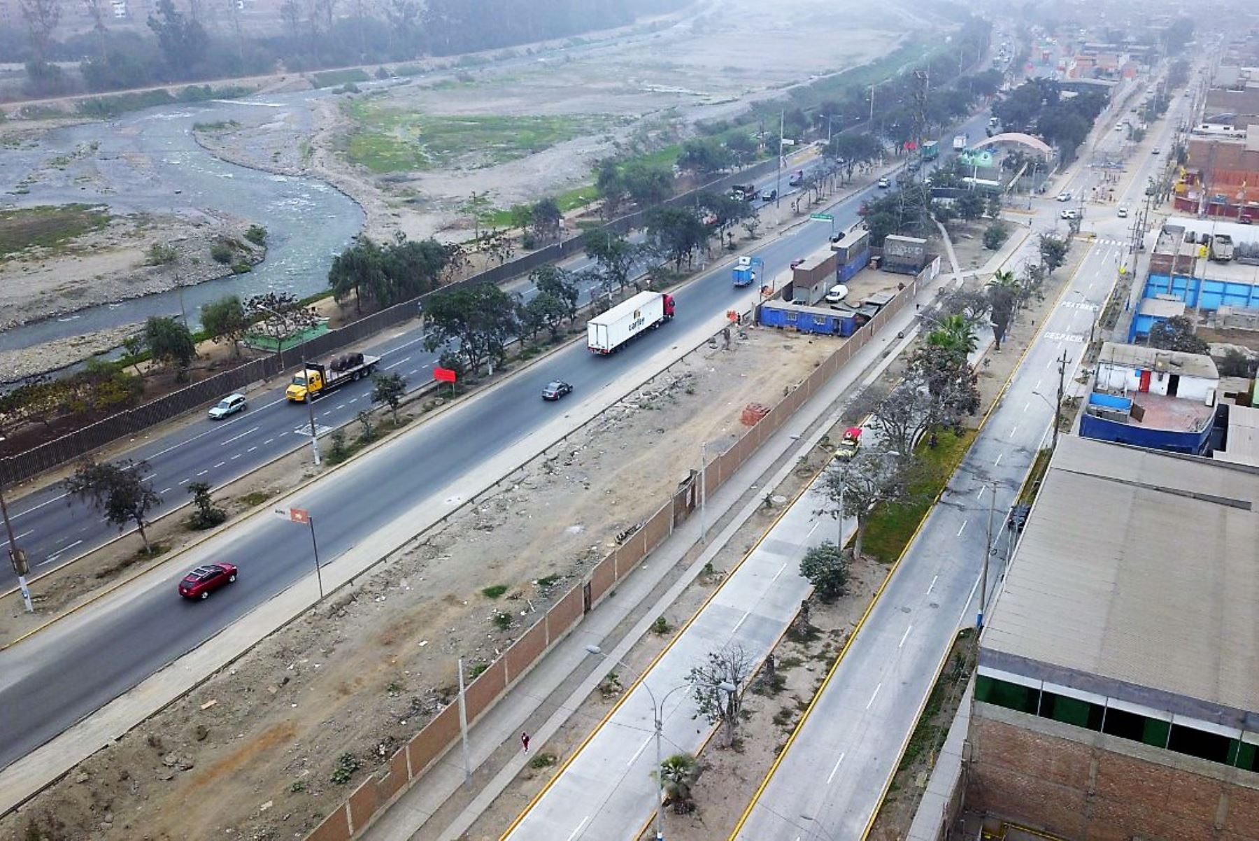 Vista aérea de una de las avenidas reconstruidas en Lima Este con recursos asignados por la ARCC.