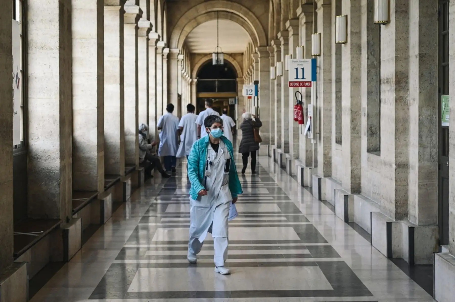 Un miembro del personal médico camina dentro del callejón principal del Hospital Lariboisiere en París. Foto: AFP