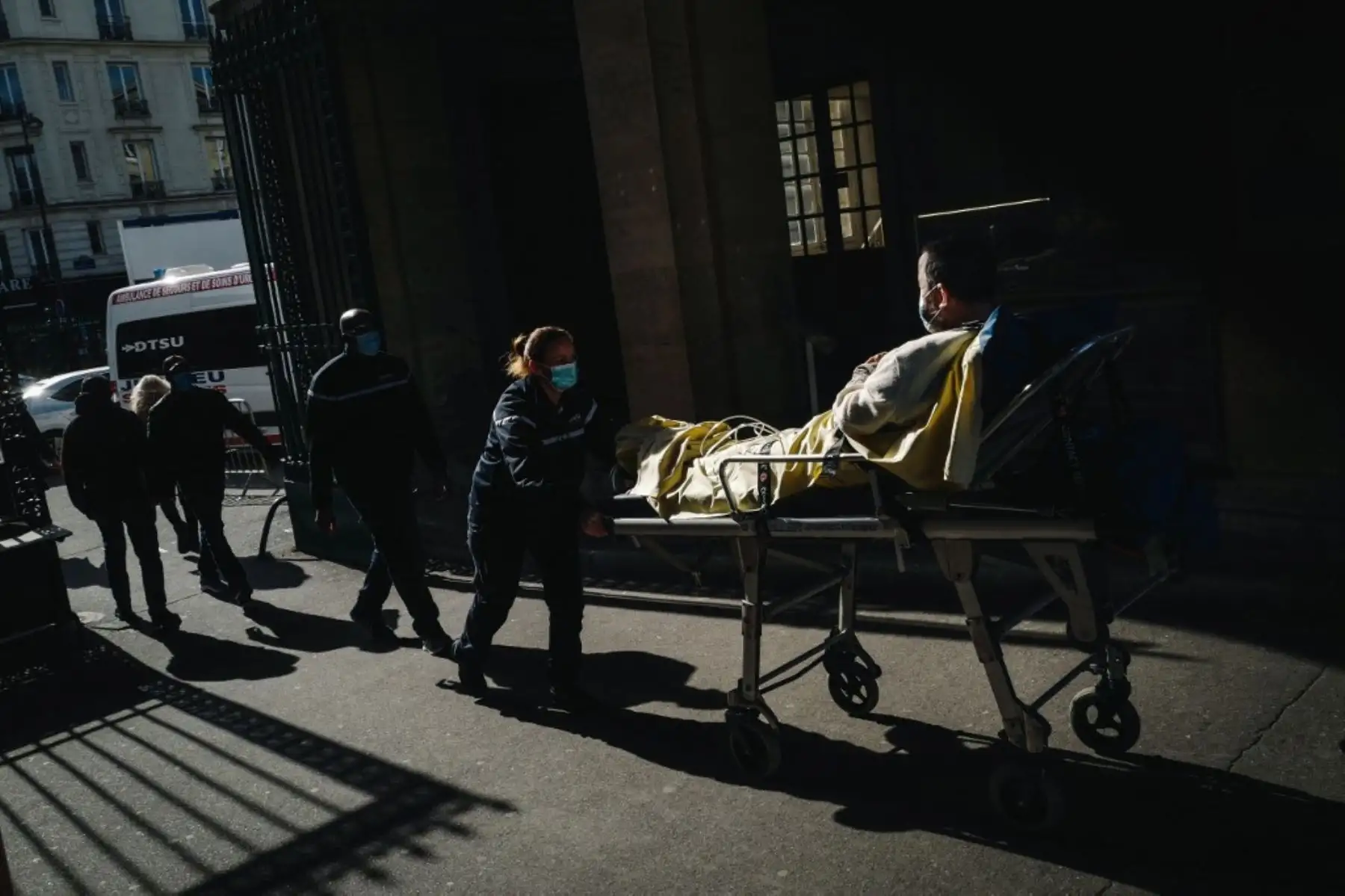 Los primeros auxilios traen a un paciente al Hospital Lariboisiere en París. Foto: AFP