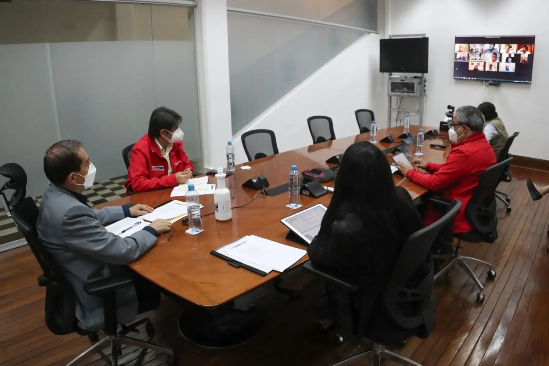 El titular de la PCM, Walter Martos, sostuvo una reunión virtual con el alcalde de la MML y 14 burgomaestres distritales de la Costa Verde y balnearios de Lima Norte, Sur y el Callao para evaluar la situación de las playas frente al COVID-19 durante la temporada de verano. Foto: PCM