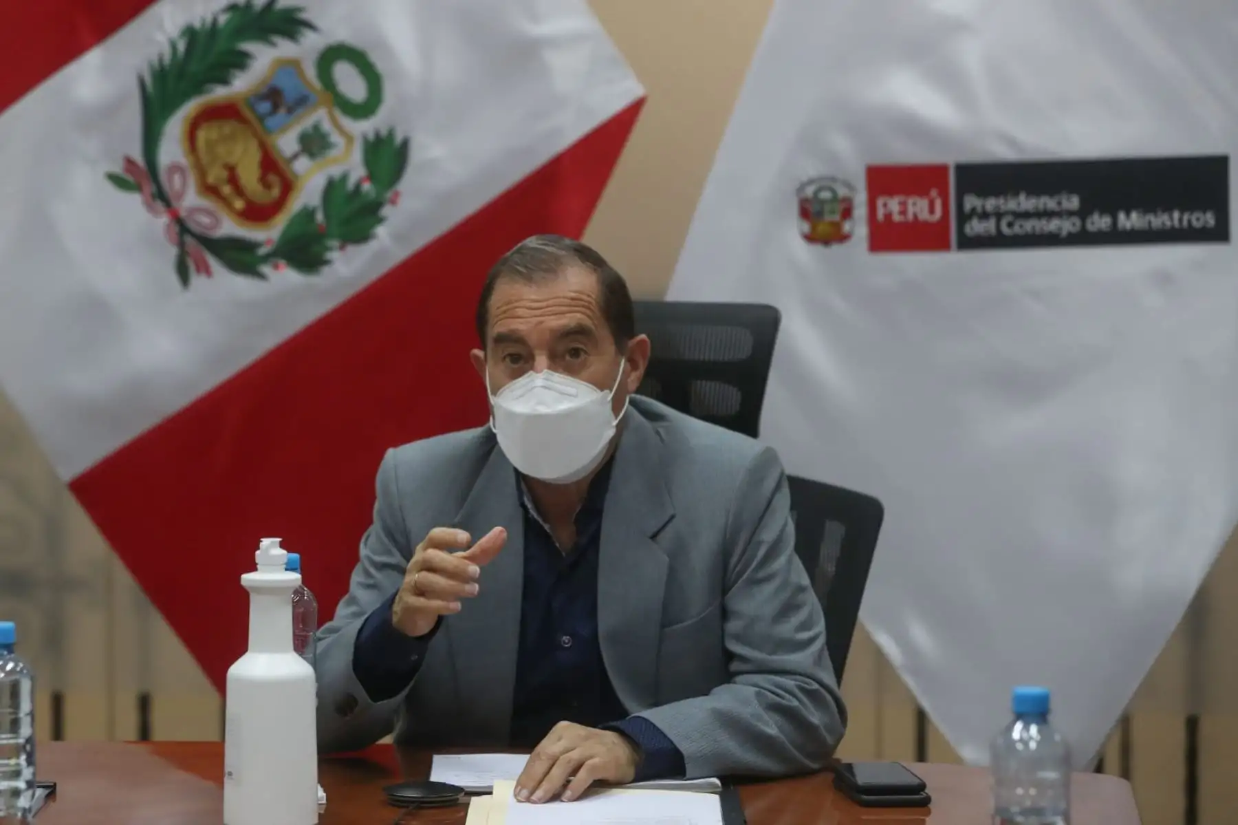 El titular de la PCM, Walter Martos, sostuvo una reunión virtual con el alcalde de la MML y 14 burgomaestres distritales de la Costa Verde y balnearios de Lima Norte, Sur y el Callao para evaluar la situación de las playas frente al COVID-19 durante la temporada de verano. Foto: PCM