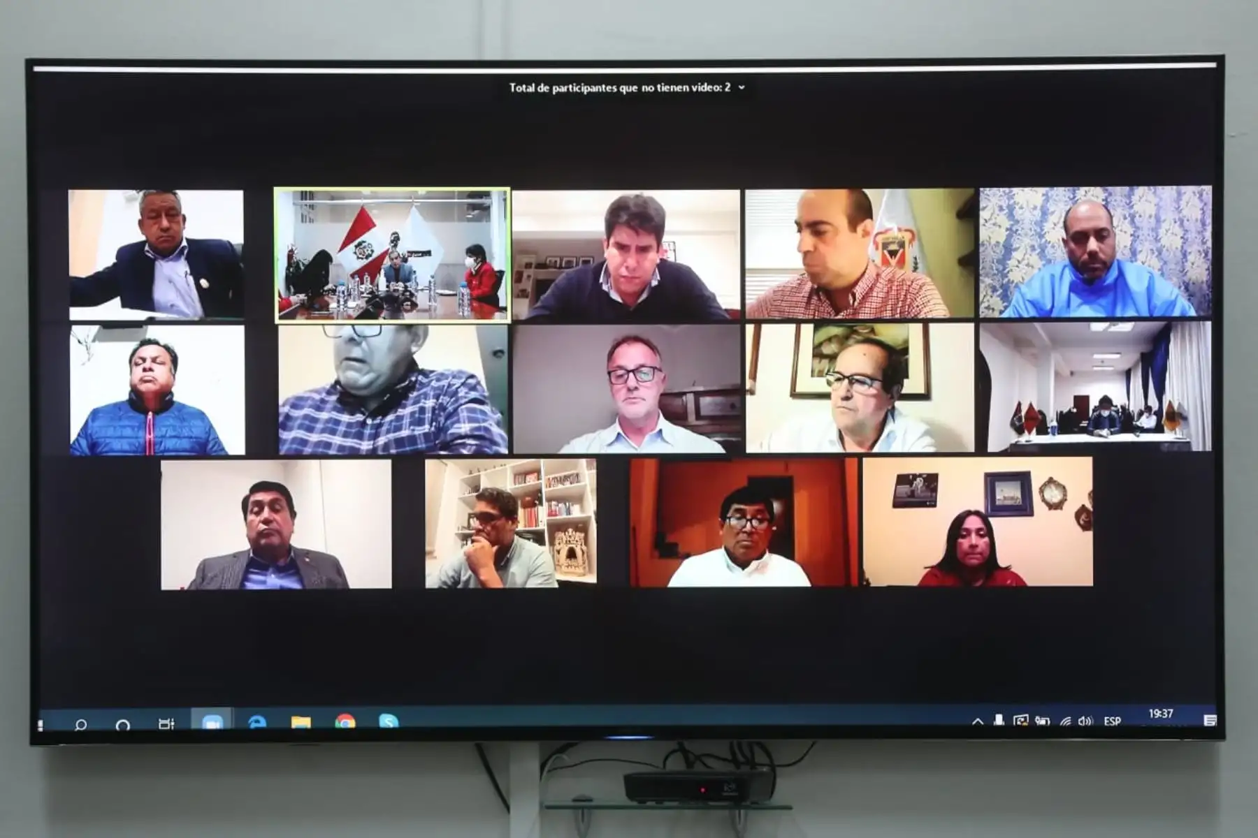 El titular de la PCM, Walter Martos, sostuvo una reunión virtual con el alcalde de la MML y 14 burgomaestres distritales de la Costa Verde y balnearios de Lima Norte, Sur y el Callao para evaluar la situación de las playas frente al COVID-19 durante la temporada de verano. Foto: PCM