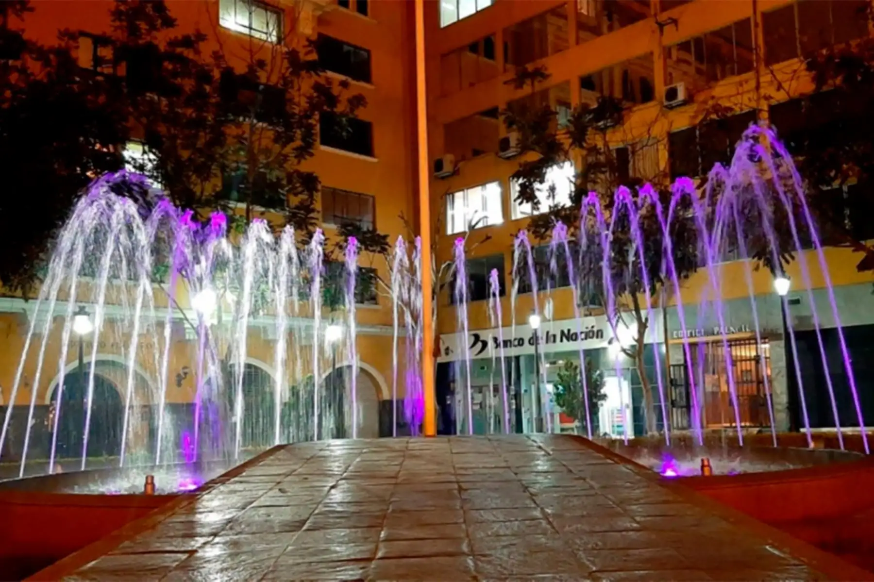 Municipalidad Metropolitana de Lima ilumina de morado cuatro piletas ornamentales en el Cercado de Lima, en homenaje al Señor de los Milagros. Foto: cortesía.