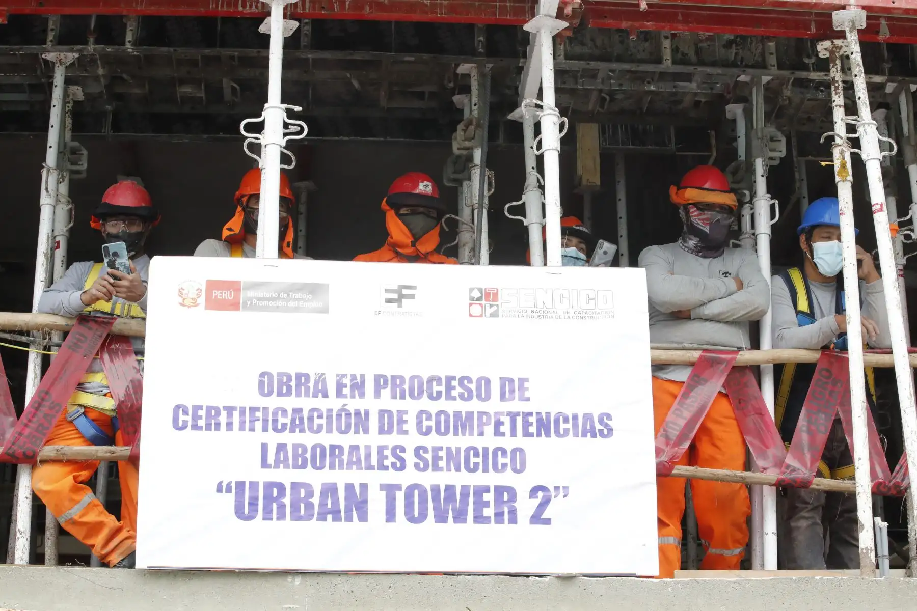 El ministro de Vivienda, Construcción y Saneamiento, Carlos Lozada Contreras, entrega los Certificados de Competencias Laborales que el Servicio Nacional de Capacitación para la Industria de la Construcción (Sencico) proporciona a trabajadores de construcción civil. Foto: ANDINA/Juan Carlos Guzmán