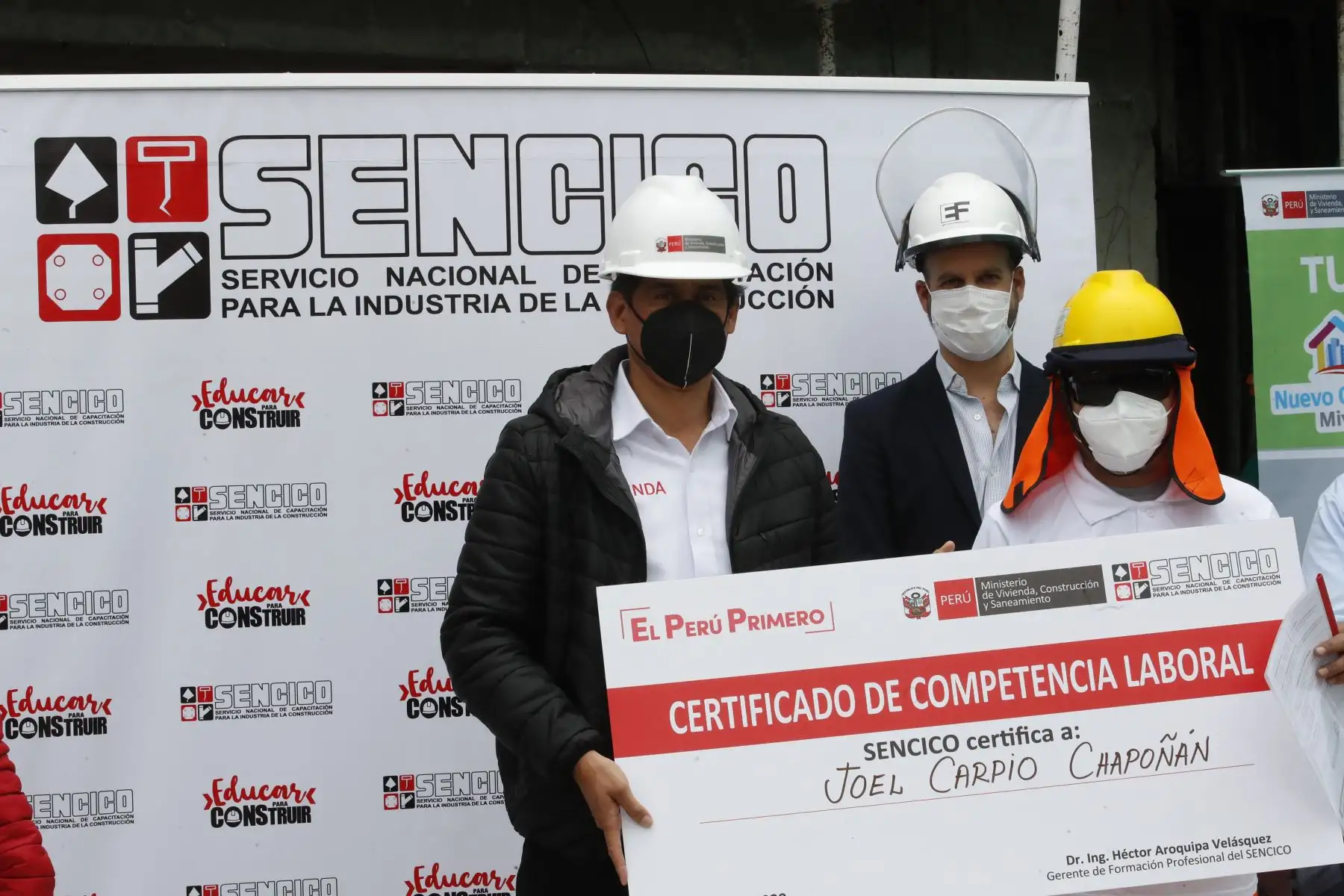 El ministro de Vivienda, Construcción y Saneamiento, Carlos Lozada Contreras, entrega los Certificados de Competencias Laborales que el Servicio Nacional de Capacitación para la Industria de la Construcción (Sencico) proporciona a trabajadores de construcción civil. Foto: ANDINA/Juan Carlos Guzmán
