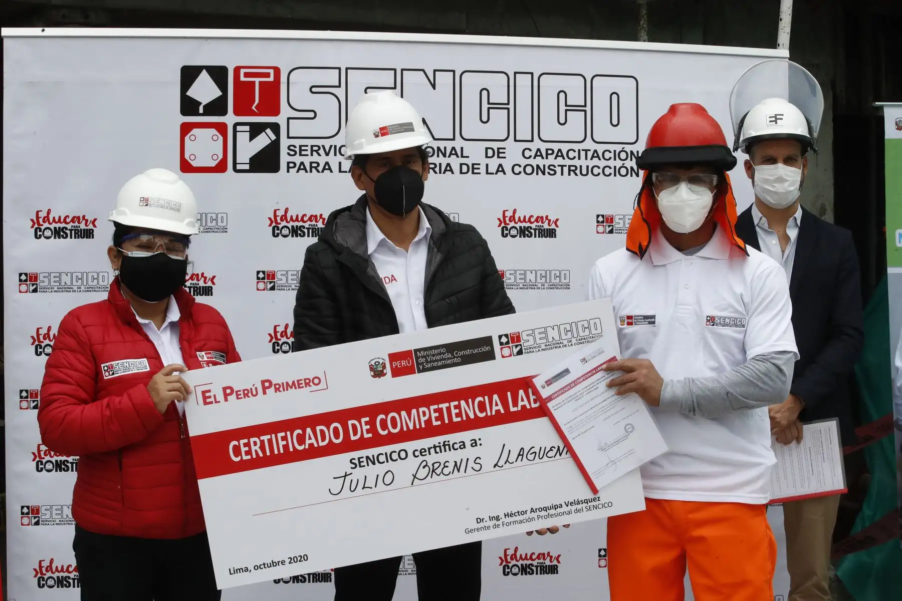 El ministro de Vivienda, Construcción y Saneamiento, Carlos Lozada Contreras, entrega los Certificados de Competencias Laborales que el Servicio Nacional de Capacitación para la Industria de la Construcción (Sencico) proporciona a trabajadores de construcción civil. Foto: ANDINA/Juan Carlos Guzmán