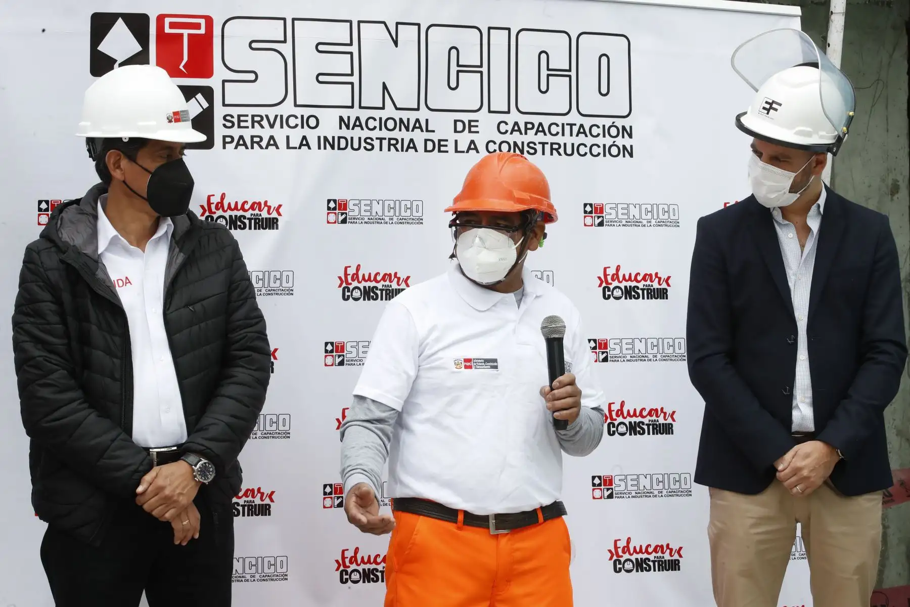 El ministro de Vivienda, Construcción y Saneamiento, Carlos Lozada Contreras, entrega los Certificados de Competencias Laborales que el Servicio Nacional de Capacitación para la Industria de la Construcción (Sencico) proporciona a trabajadores de construcción civil. Foto: ANDINA/Juan Carlos Guzmán
