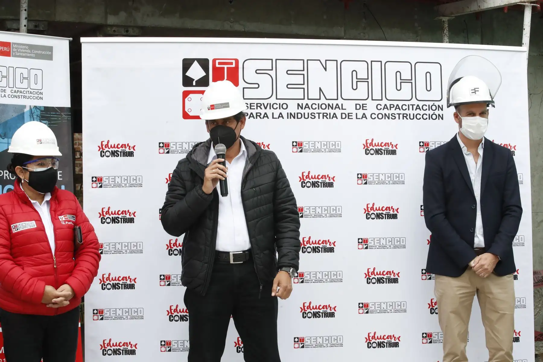 El ministro de Vivienda, Construcción y Saneamiento, Carlos Lozada Contreras, entregará los Certificados de Competencias Laborales que el Servicio Nacional de Capacitación para la Industria de la Construcción (Sencico) proporciona a trabajadores de construcción civil. Foto: ANDINA/Juan Carlos Guzmán