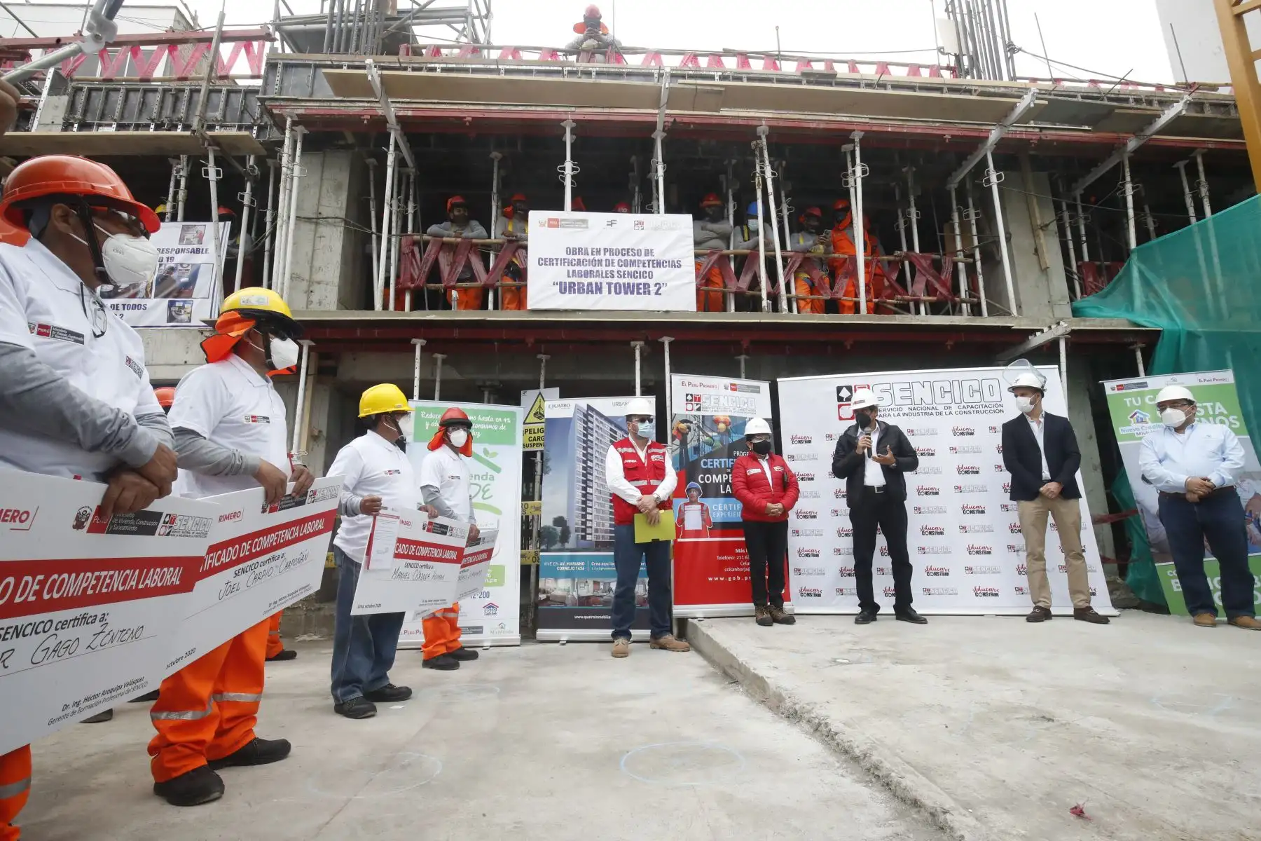 El ministro de Vivienda, Construcción y Saneamiento, Carlos Lozada Contreras, entrega los Certificados de Competencias Laborales que el Servicio Nacional de Capacitación para la Industria de la Construcción (Sencico) proporciona a trabajadores de construcción civil. Foto: ANDINA/Juan Carlos Guzmán
