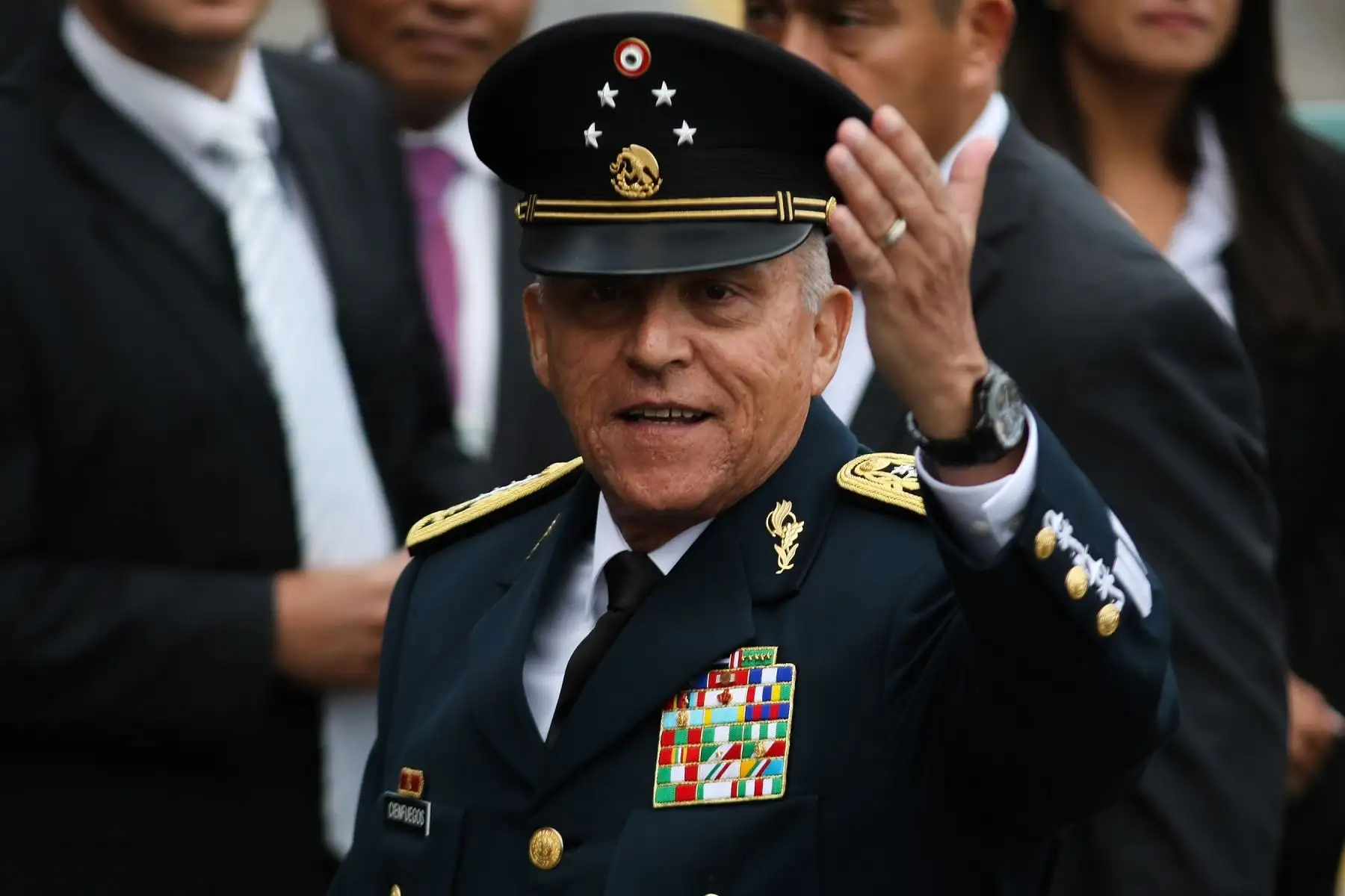 Fotografía de archivo fechada el 15 de septiembre de 2017, del ex secretario de Defensa, Salvador Cienfuegos durante su participación en un acto protocolario en Ciudad de México (México). La inesperada detención en EE. UU. por narcotráfico del ex funcionario de Enrique Peña Nieto, ha puesto en el punto de mira a las Fuerzas Armadas del país, muy defendidas por el actual mandatario. Foto: EFE