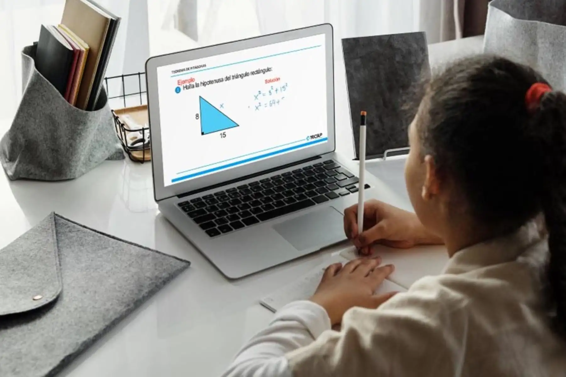 Escolares del colegio Pamer se vieron beneficiados con plataforma virtual educativa. Foto: Difusión