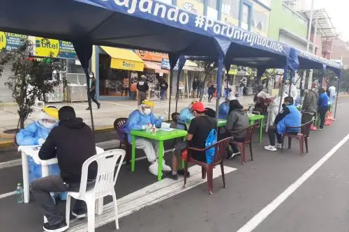 Campaña de salud para detectar casos de covid-19 entre los trabajadores de centros comerciales en Trujillo. ANDINA/Difusión