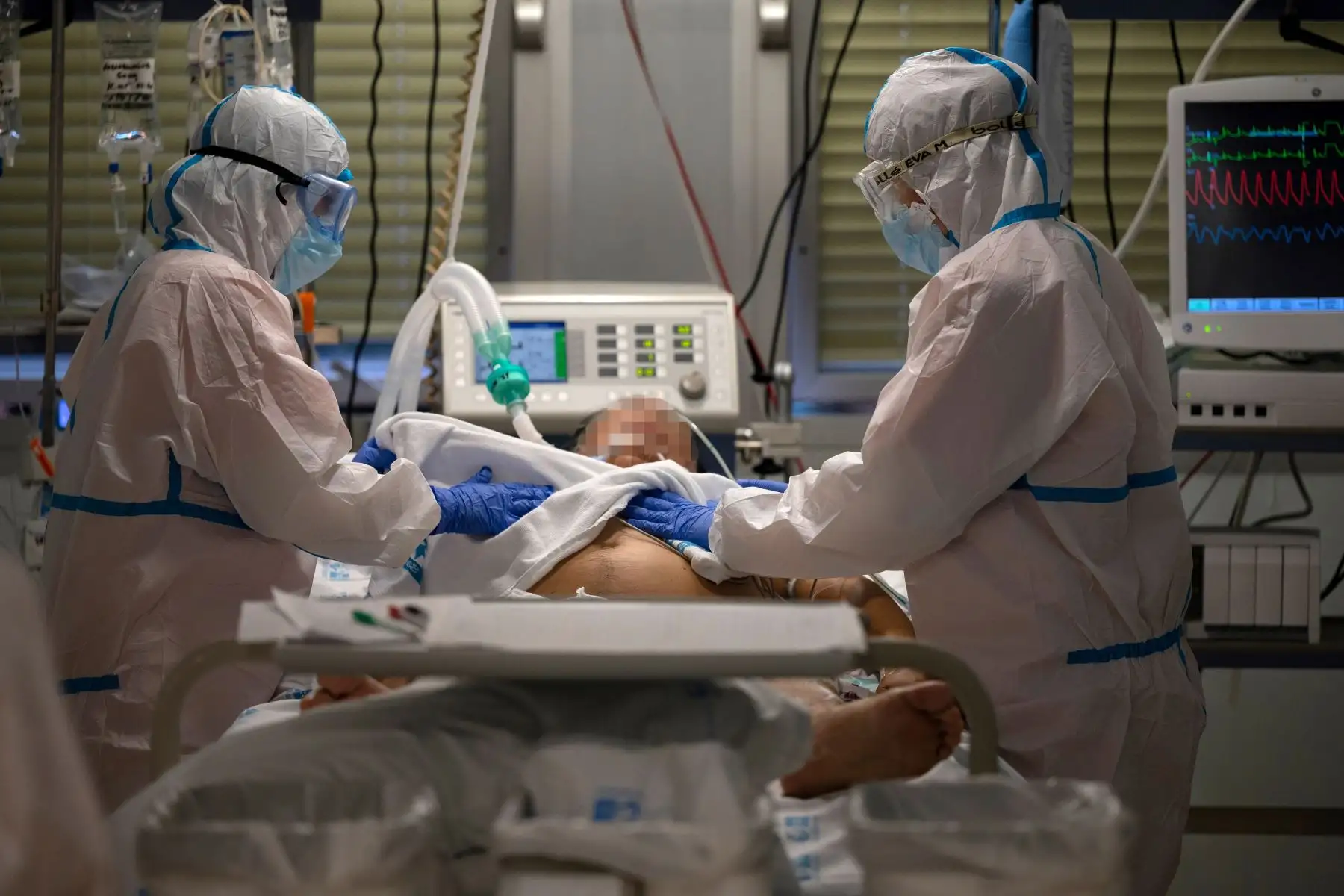 Los trabajadores sanitarios atienden a un paciente con coronavirus en la Unidad de Cuidados Intensivos (UCI) del Hospital Universitario Severo Ochoa de Leganés, España. Foto: AFP