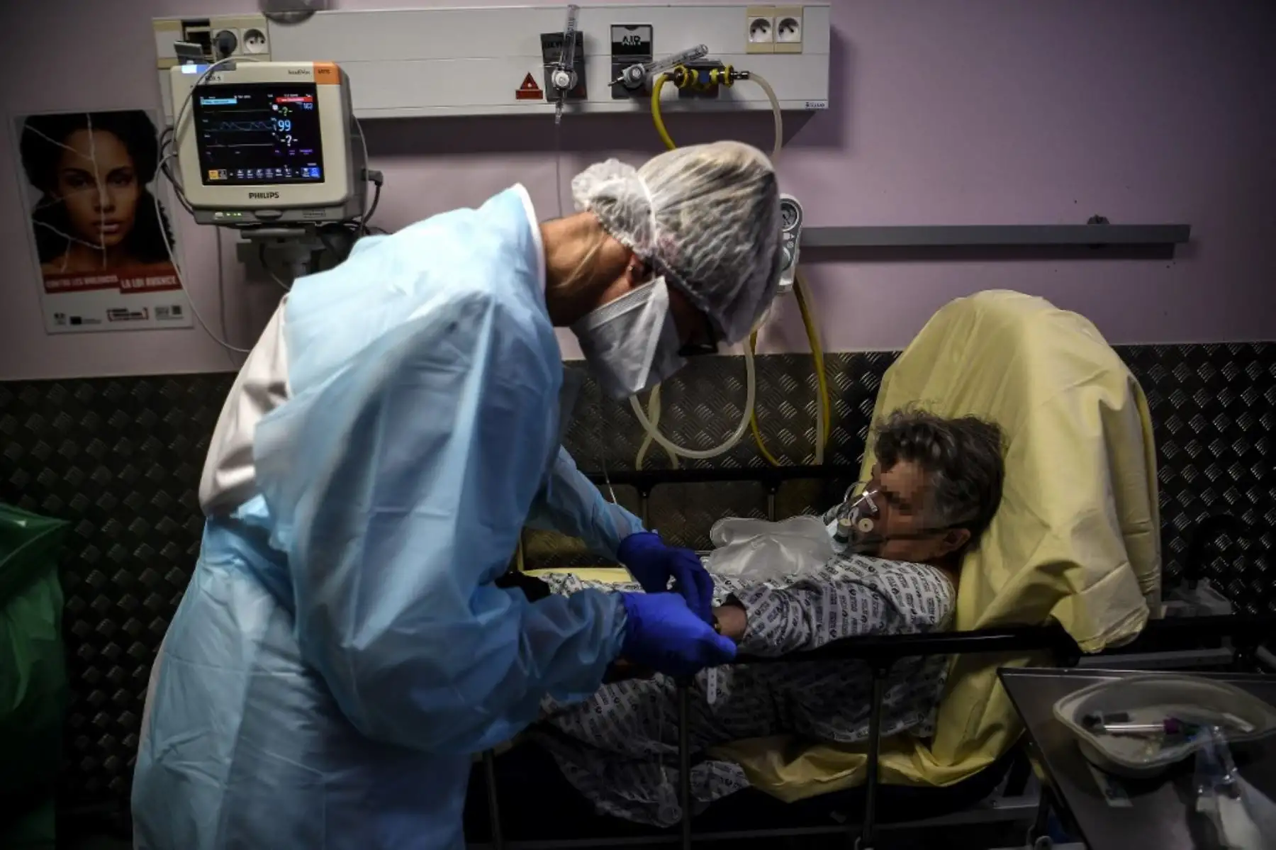 Una enfermera atiende a una anciana sospechosa de estar infectada con Covid-19 en el servicio de emergencia del hospital Andre Gregoire en Montreuil, al este de París. Foto: AFP