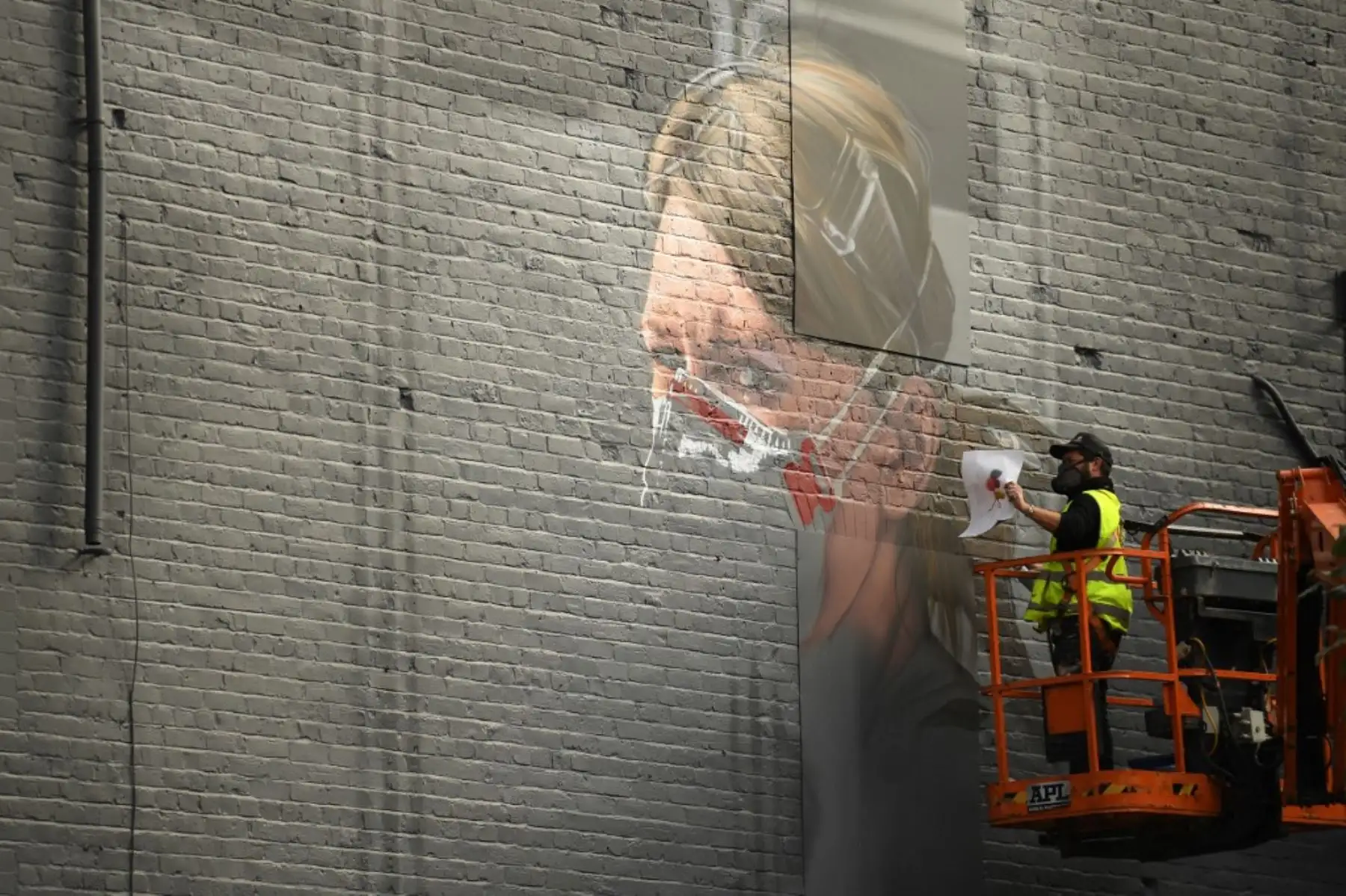 Un artista crea un mural de un trabajador del NHS en una pared en el norte de Manchester a medida que aumenta el número de casos del nuevo coronavirus COVID-19.