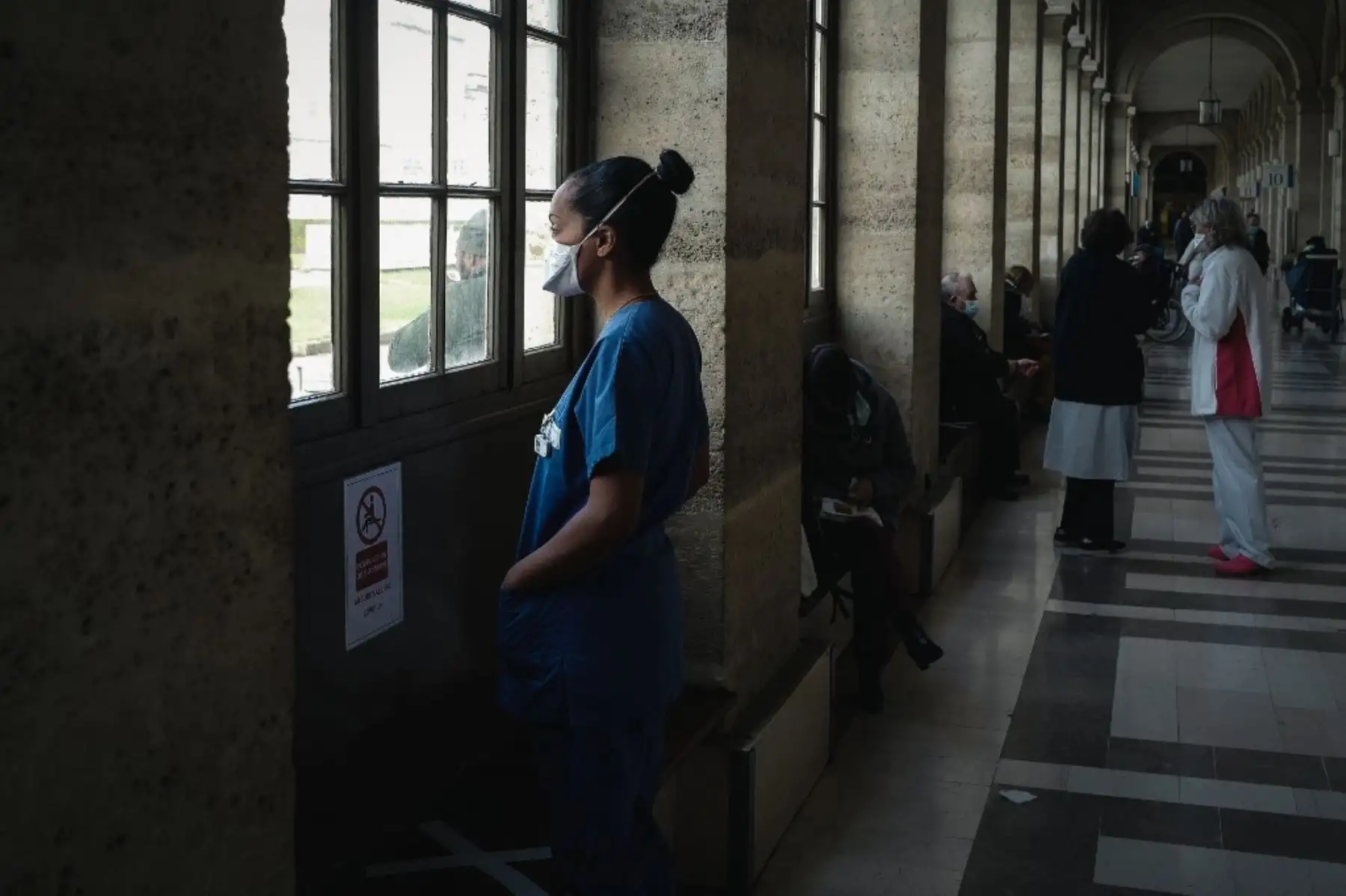 Una enfermera toma un descanso en el callejón principal del Hospital Lariboisiere de la AP-HP (Assistance Publique - Hopitaux de Paris) en París. Foto: AFP
