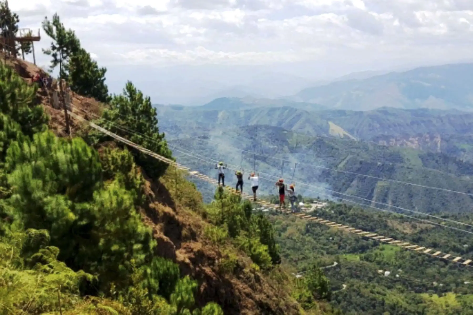 La provincia cajamarquina de San Ignacio reabrió el servicio de turismo de aventura extremo ubicado a 1,200 metros sobre el nivel del mar y hasta el momento ha recibido a un buen número de visitantes procedentes de diversas regiones como Lima, Ayacucho, La Libertad, Ancash, Lambayeque y Amazonas.
Foto: ANDINA/Difusión