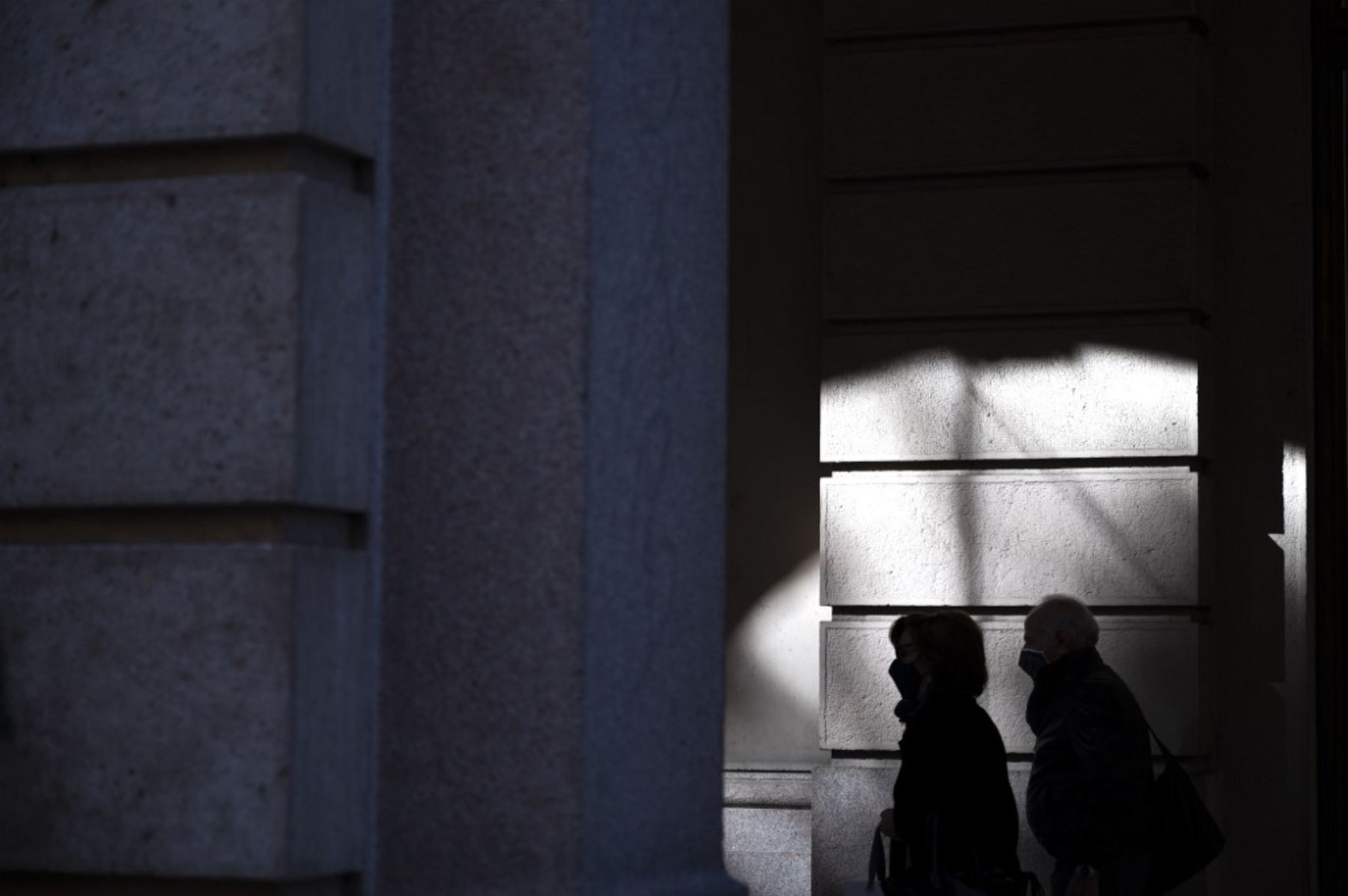 Personas que usan mascarillas caminan en una calle de Turín. Foto: AFP