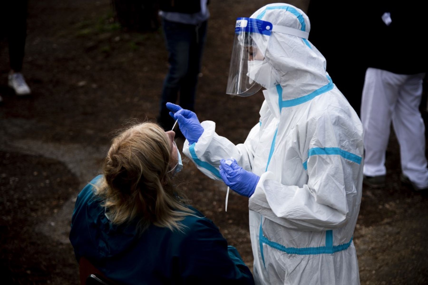 Una mujer se somete a una prueba de hisopo para detectar el coronavirus en un sitio de pruebas en el hospital Santa Maria della Pieta en Roma. Foto: AFP