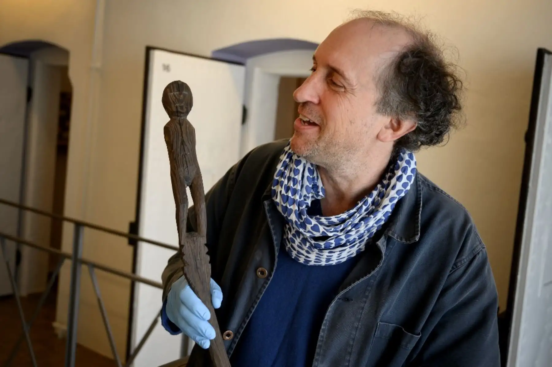 Una fotografía tomada en Sion muestra a Pierre Yves Nicod, curador del departamento arqueológico del museo de historia del cantón de Valais, sosteniendo un artefacto celta de la Edad del Hierro que representa una estatuilla con forma humana, con un rostro plano y ceñudo descubierto en 1999 en el glaciar Arolla en el cantón de Valais, en el sur de Suiza. Foto: AFP