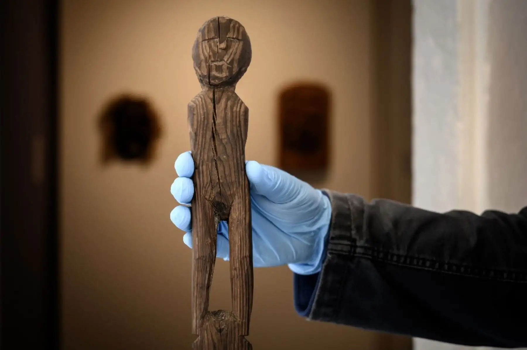 Una fotografía tomada en Sion muestra a Pierre Yves Nicod, curador del departamento arqueológico del museo de historia del cantón de Valais, sosteniendo un artefacto celta de la Edad del Hierro que representa una estatuilla con forma humana, con un rostro plano y ceñudo descubierto en 1999 en el glaciar Arolla en el cantón de Valais, en el sur de Suiza. Foto: AFP