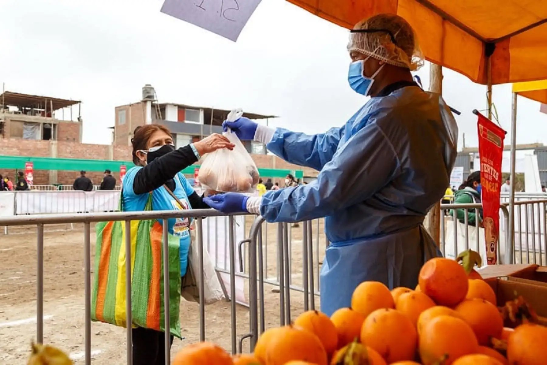 Mercado De la Chacra a la Olla está hoy con superprecios en San Juan de Lurigancho. Alimentos subsidiados por el gobierno de Canadá abastecen a 40 ollas comunes