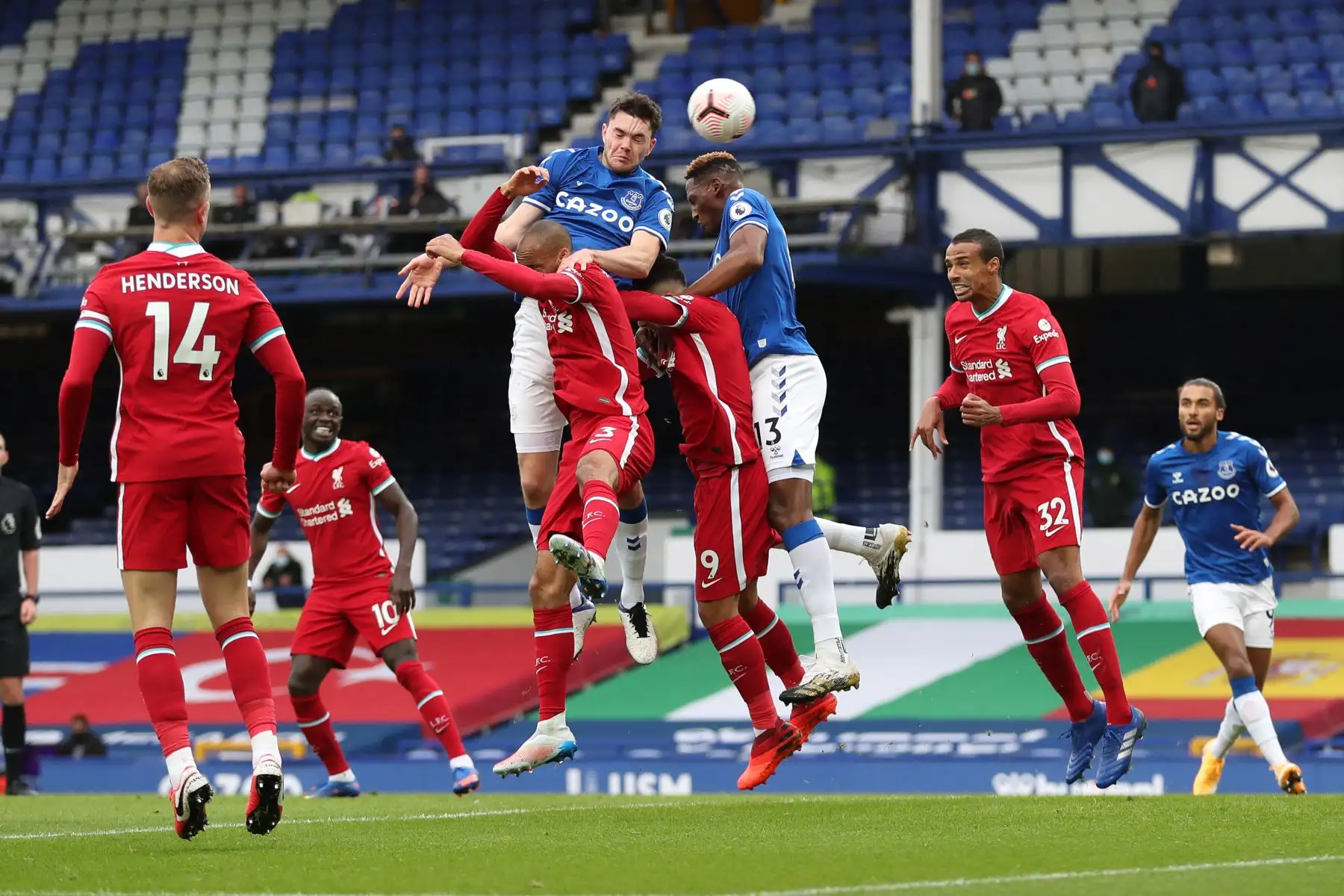 El defensor inglés del Everton, Michael Keane, anota el primer gol de su equipo durante el partido de fútbol de la Premier League  en Goodison Park, Liverpool. Foto: AFP